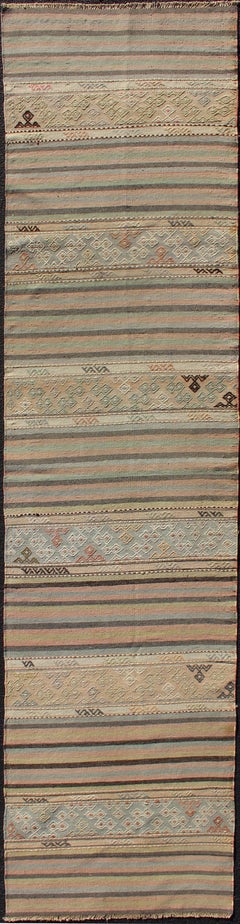 Türkischer Vintage-Kilim-Teppich mit weichen Pastellstreifen und subtilem Stammesmuster 2
7 x 10
11