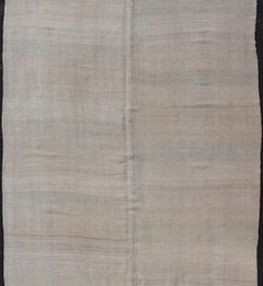 Türkischer Vintage-Kilim-Teppich mit weichen Pastellstreifen in Sand, Sage und verblasstem Rosa
