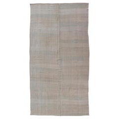 Türkischer Vintage-Kilim-Teppich mit weichen Pastellstreifen in Sand, Sage und verblasstem Rosa