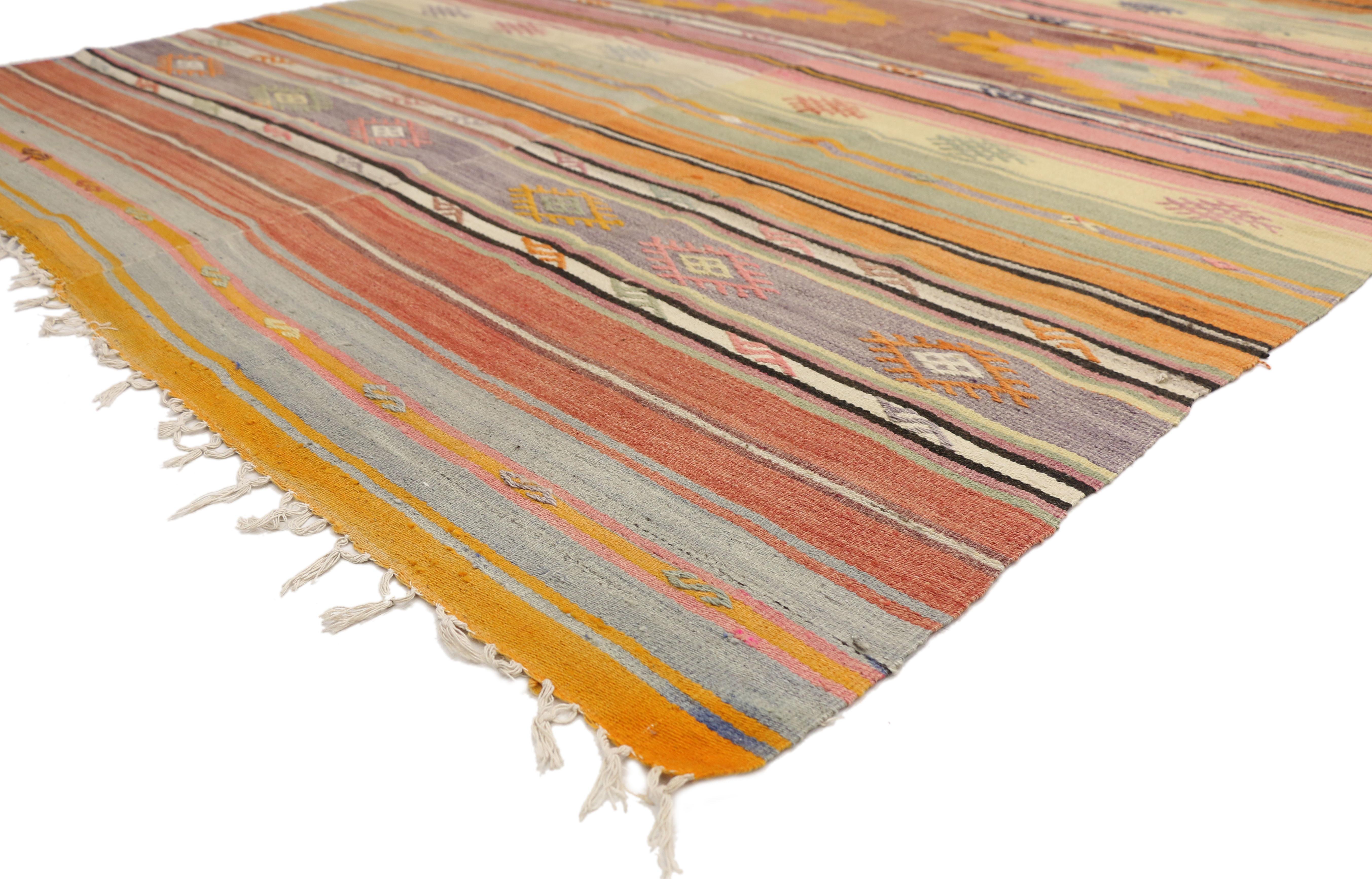 51271, tapis Kilim turc vintage avec style bohème chic du sud-ouest, tapis à tissage plat. Mesures : 05'06 x 08'09. Avec ses formes géométriques audacieuses, ses couleurs vives et son style aztèque, ce tapis Kilim turc vintage en laine tissé à la