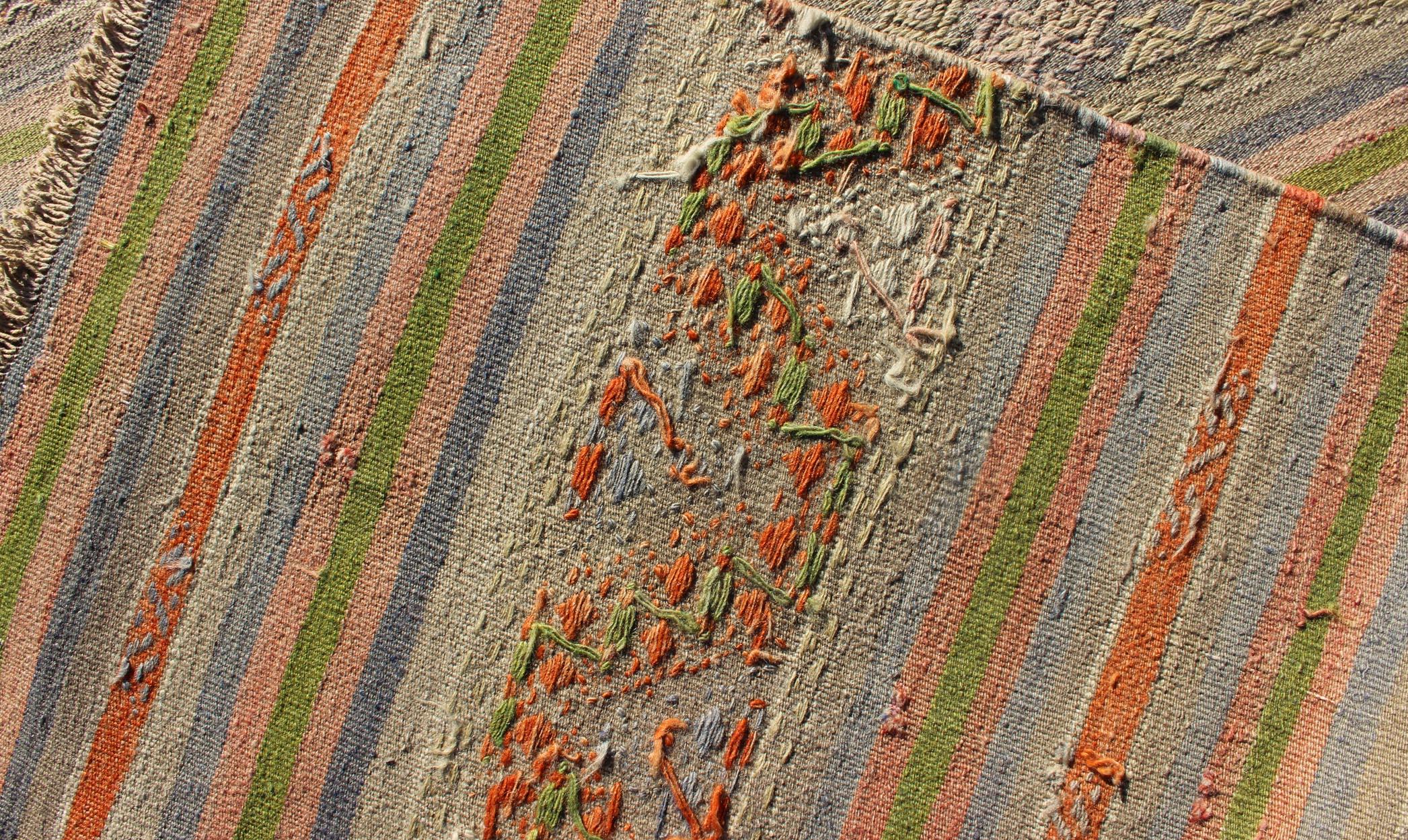 Mesures : 2'9 x 9'7

Rug & Kilim turc vintage avec Design/One dans des tons doux de terre 2'9 x 9'7. 
Keivan Woven Arts / tapis/TU-NED-601, pays d'origine / type : Turquie / Kilim, circa 1950

Ce charmant tapis Kilim turc vintage présente un mélange