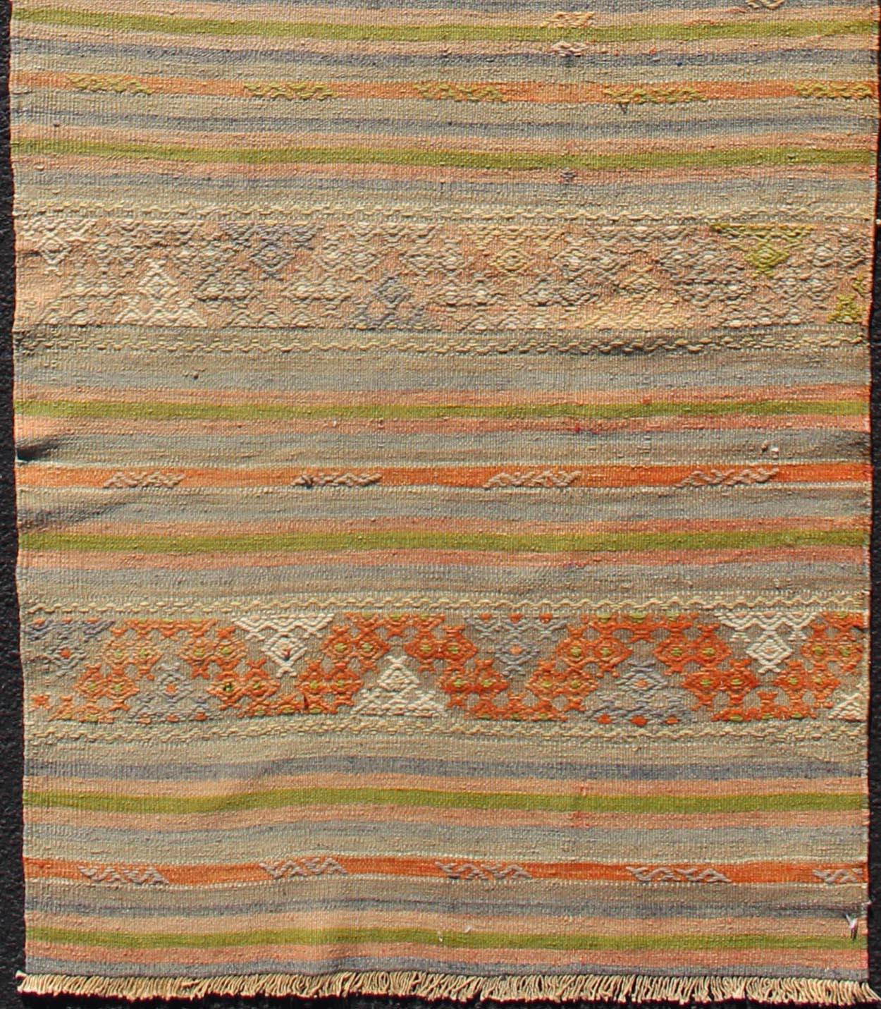 Turc Rug & Kilim vintage turc avec designs am/One dans les tons doux de la terre 2'9 x 9'7 en vente