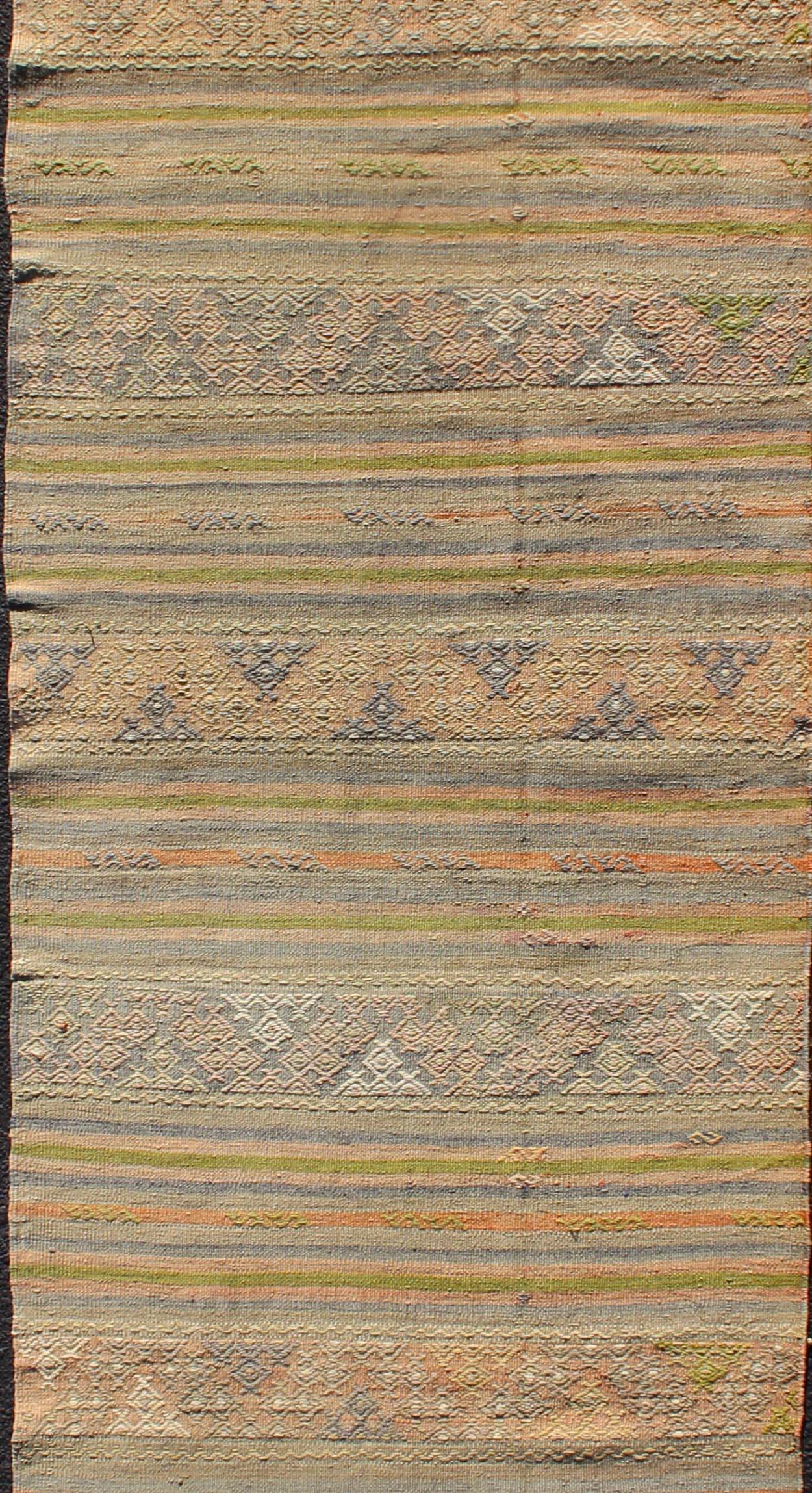 Tissé à la main Rug & Kilim vintage turc avec designs am/One dans les tons doux de la terre 2'9 x 9'7 en vente