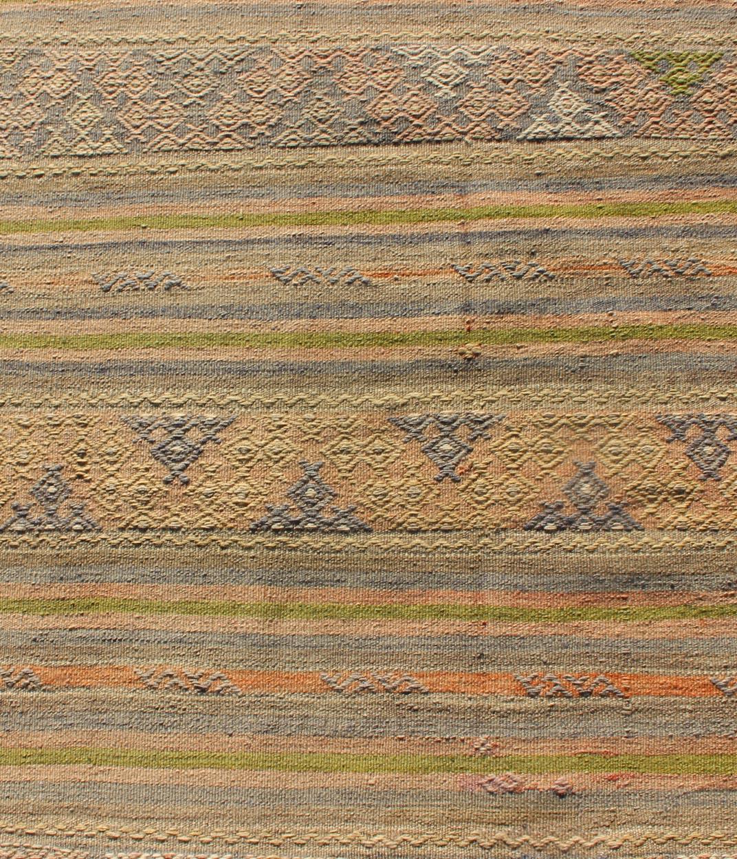 Rug & Kilim vintage turc avec designs am/One dans les tons doux de la terre 2'9 x 9'7 Bon état - En vente à Atlanta, GA