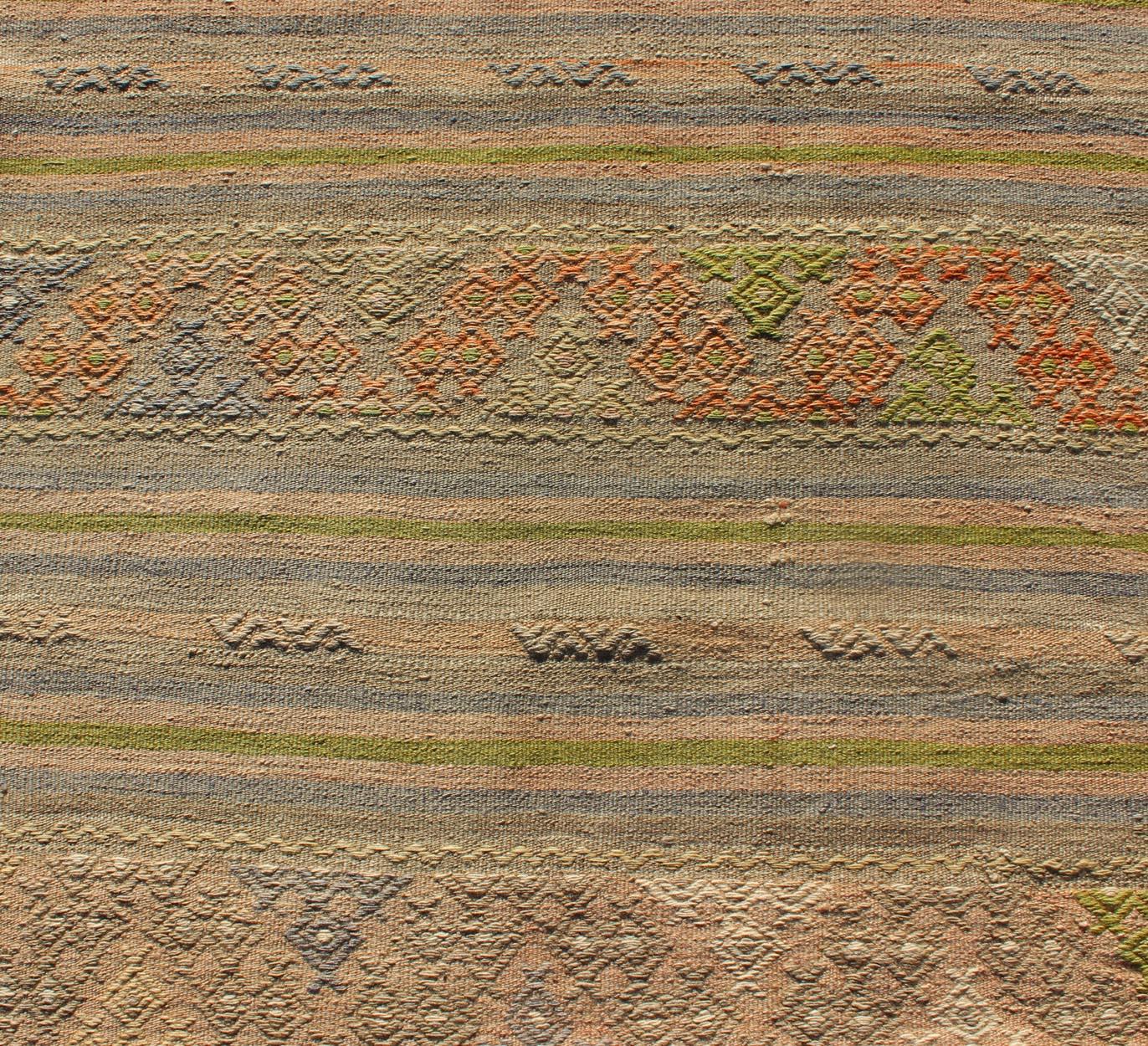 20ième siècle Rug & Kilim vintage turc avec designs am/One dans les tons doux de la terre 2'9 x 9'7 en vente