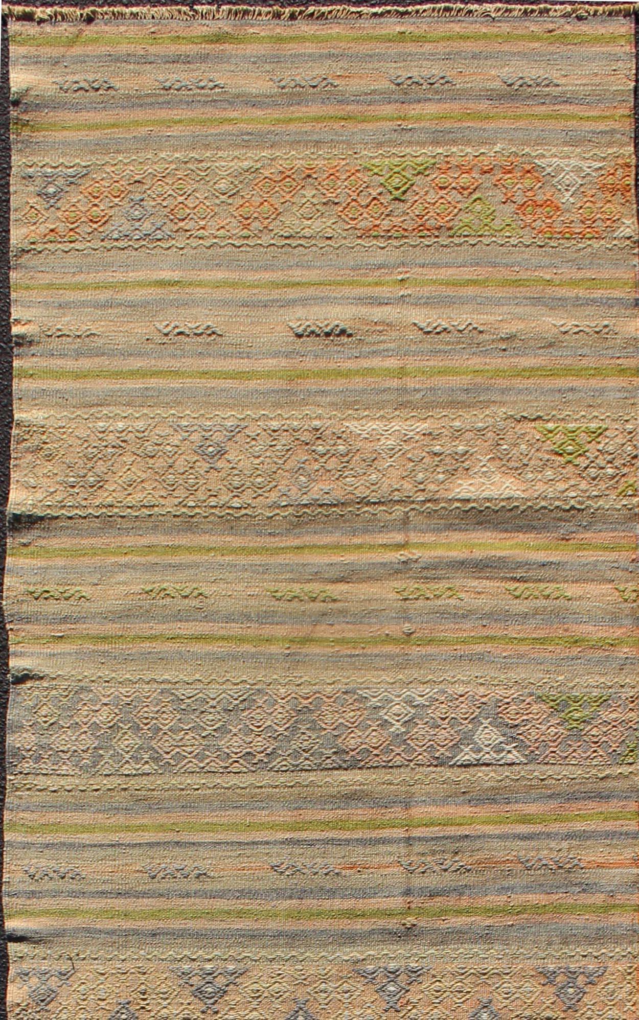 Rug & Kilim vintage turc avec designs am/One dans les tons doux de la terre 2'9 x 9'7 en vente 1