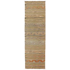 Türkischer Vintage-Kilim-Teppich mit Streifendesign in weichen Erdtönen 2
9 x 9
7