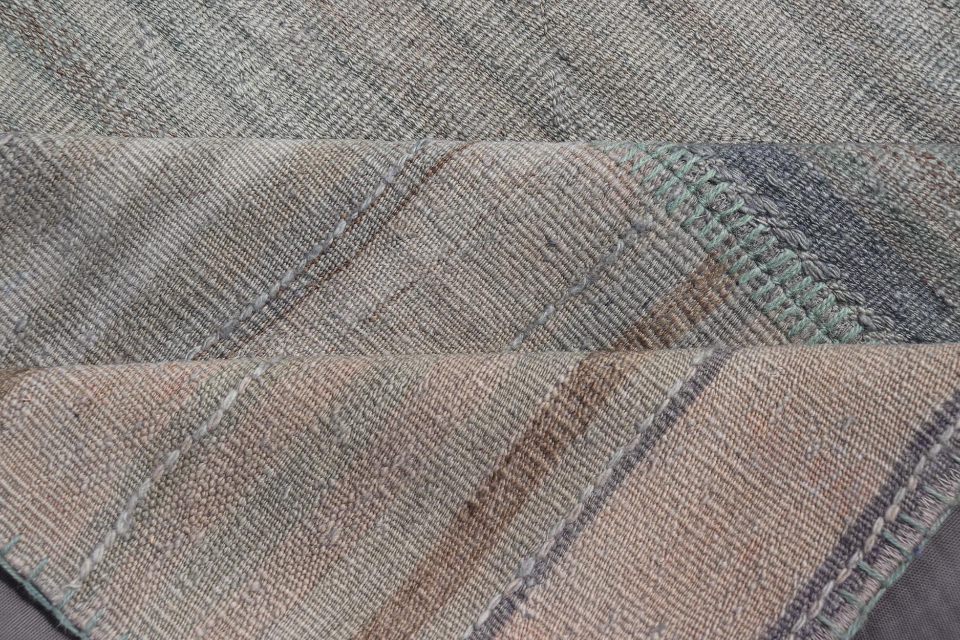 Rug & Kilim turco vintage con motivi a strisce in toni tenui 13'2 x 16'0 in vendita 4