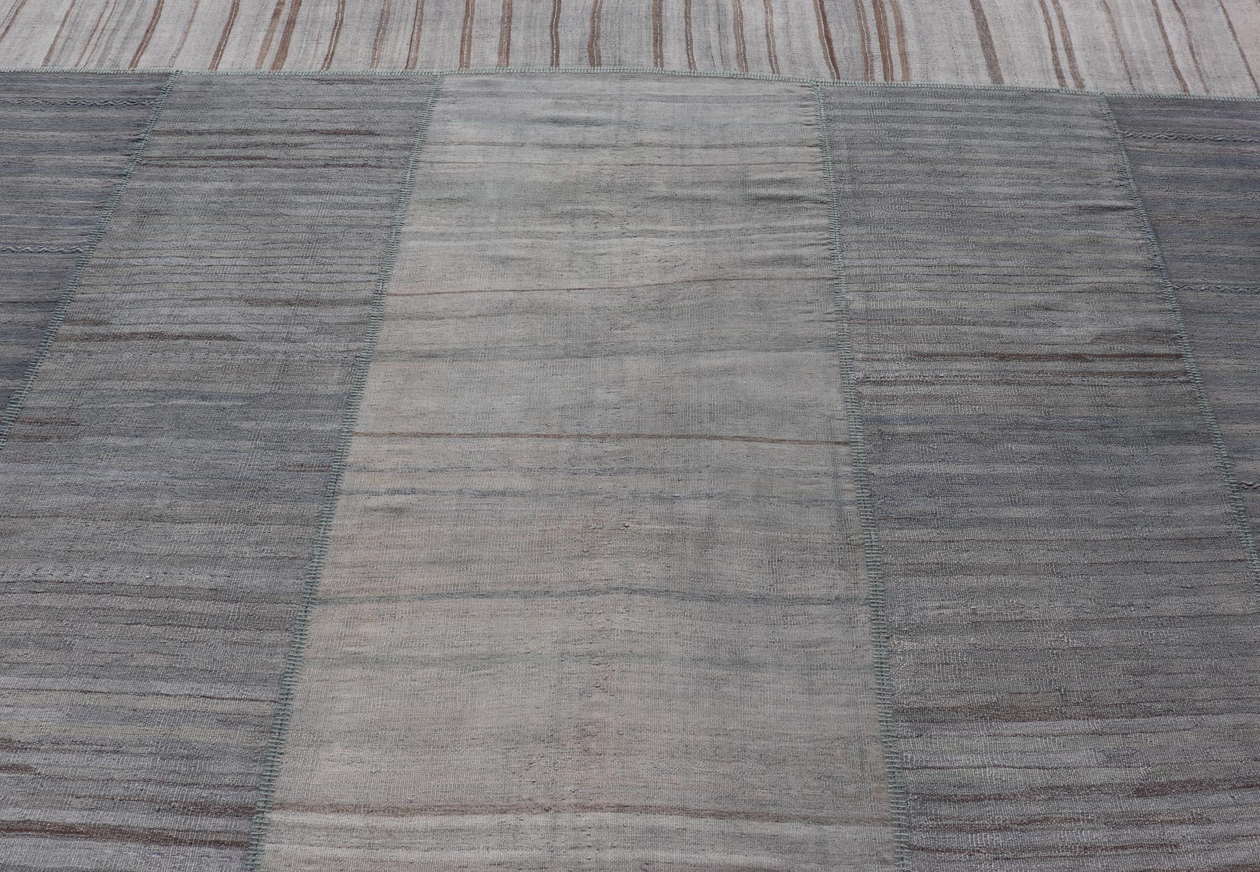 Turco Rug & Kilim turco vintage con motivi a strisce in toni tenui 13'2 x 16'0 in vendita