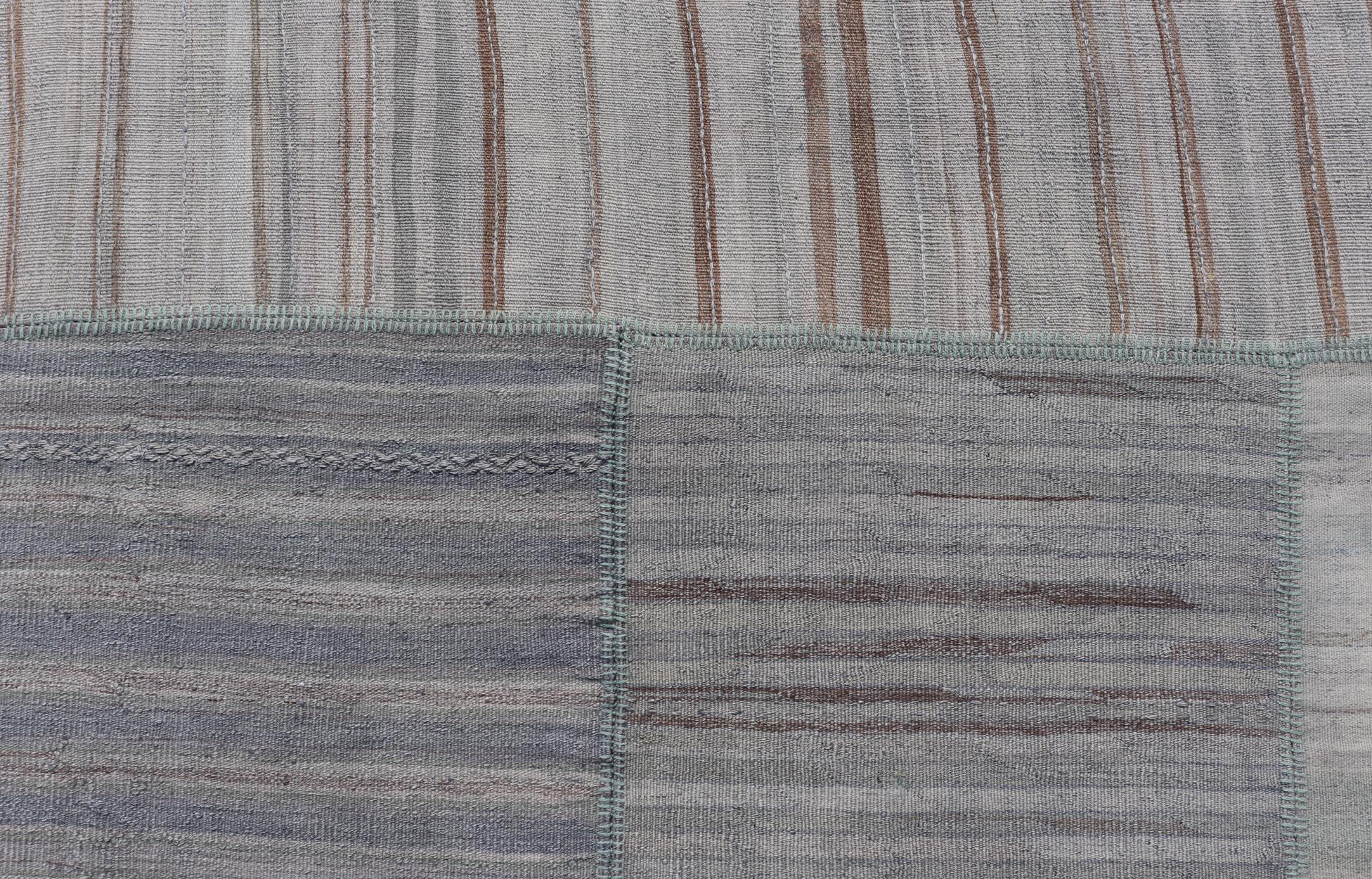 Tessuto a mano Rug & Kilim turco vintage con motivi a strisce in toni tenui 13'2 x 16'0 in vendita