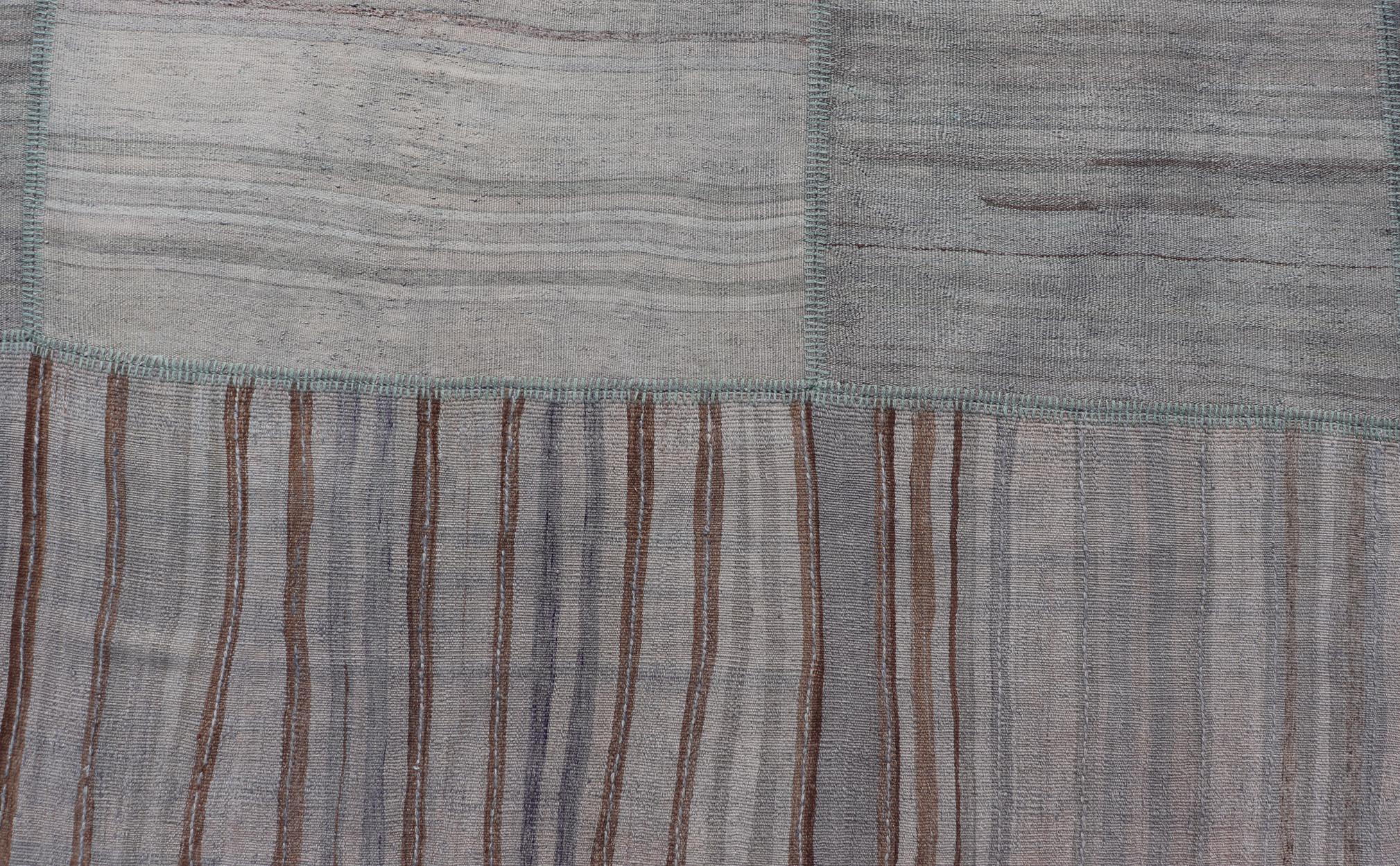 XX secolo Rug & Kilim turco vintage con motivi a strisce in toni tenui 13'2 x 16'0 in vendita