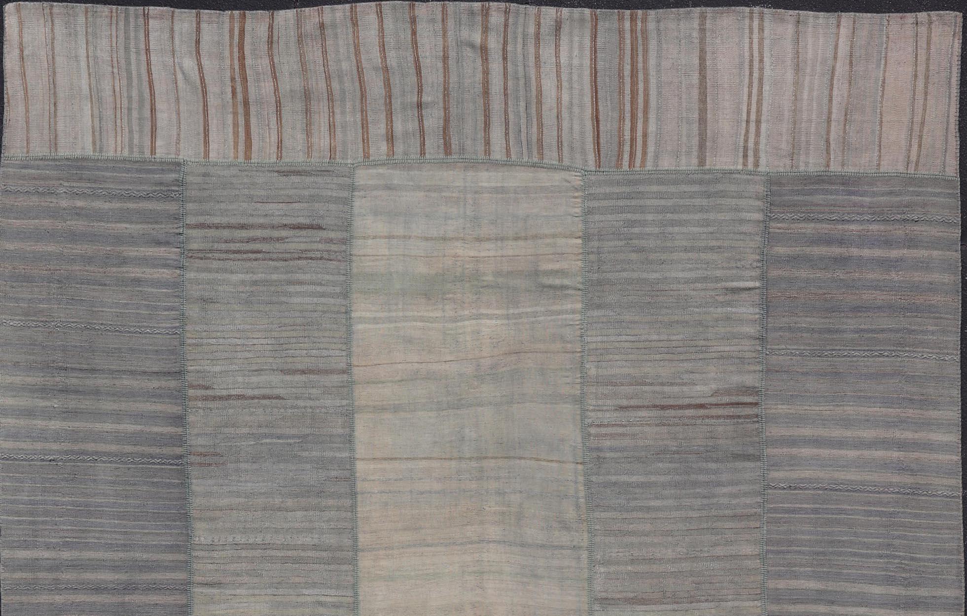 Lana Rug & Kilim turco vintage con motivi a strisce in toni tenui 13'2 x 16'0 in vendita