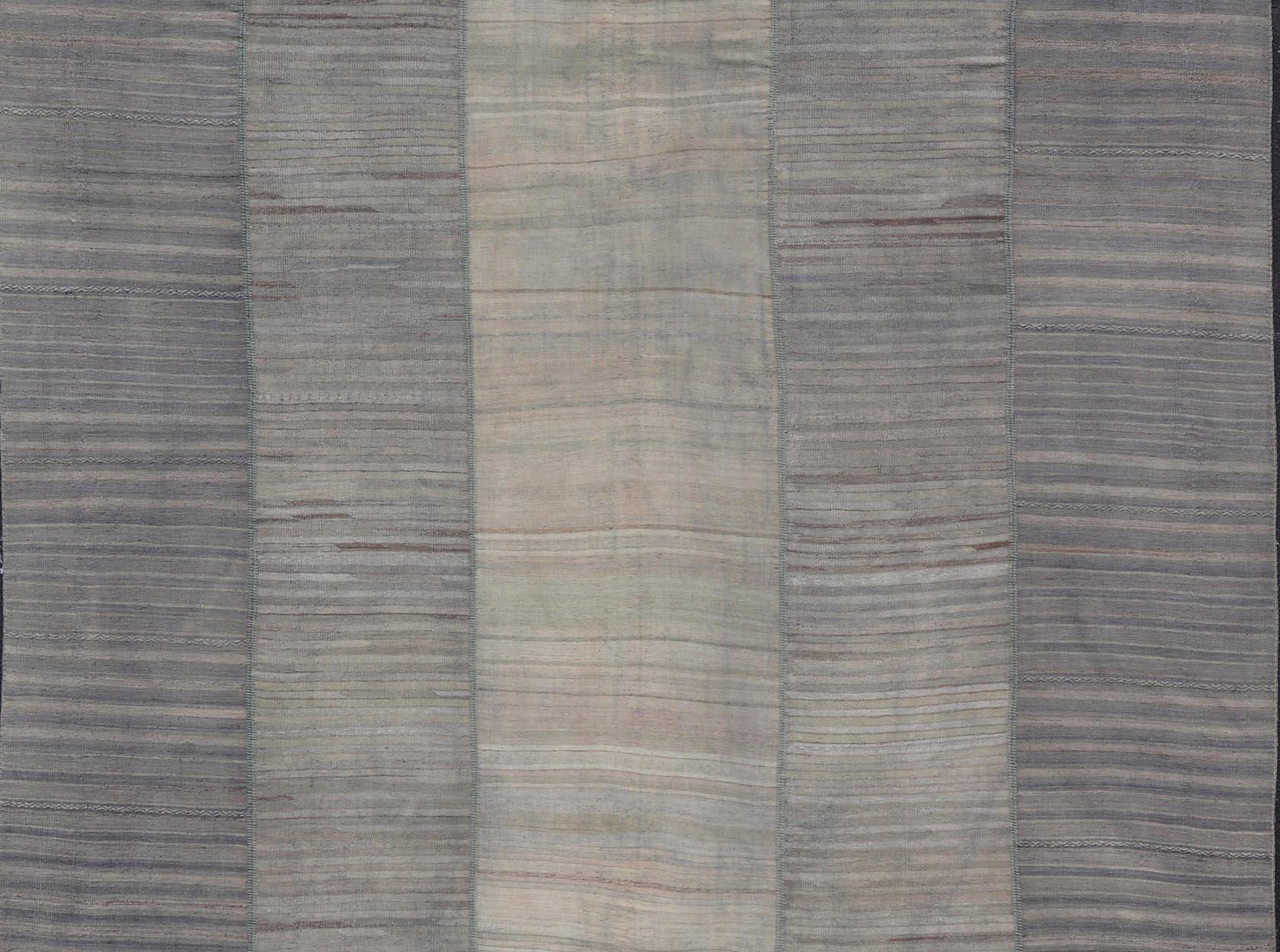 Rug & Kilim turco vintage con motivi a strisce in toni tenui 13'2 x 16'0 in vendita 1