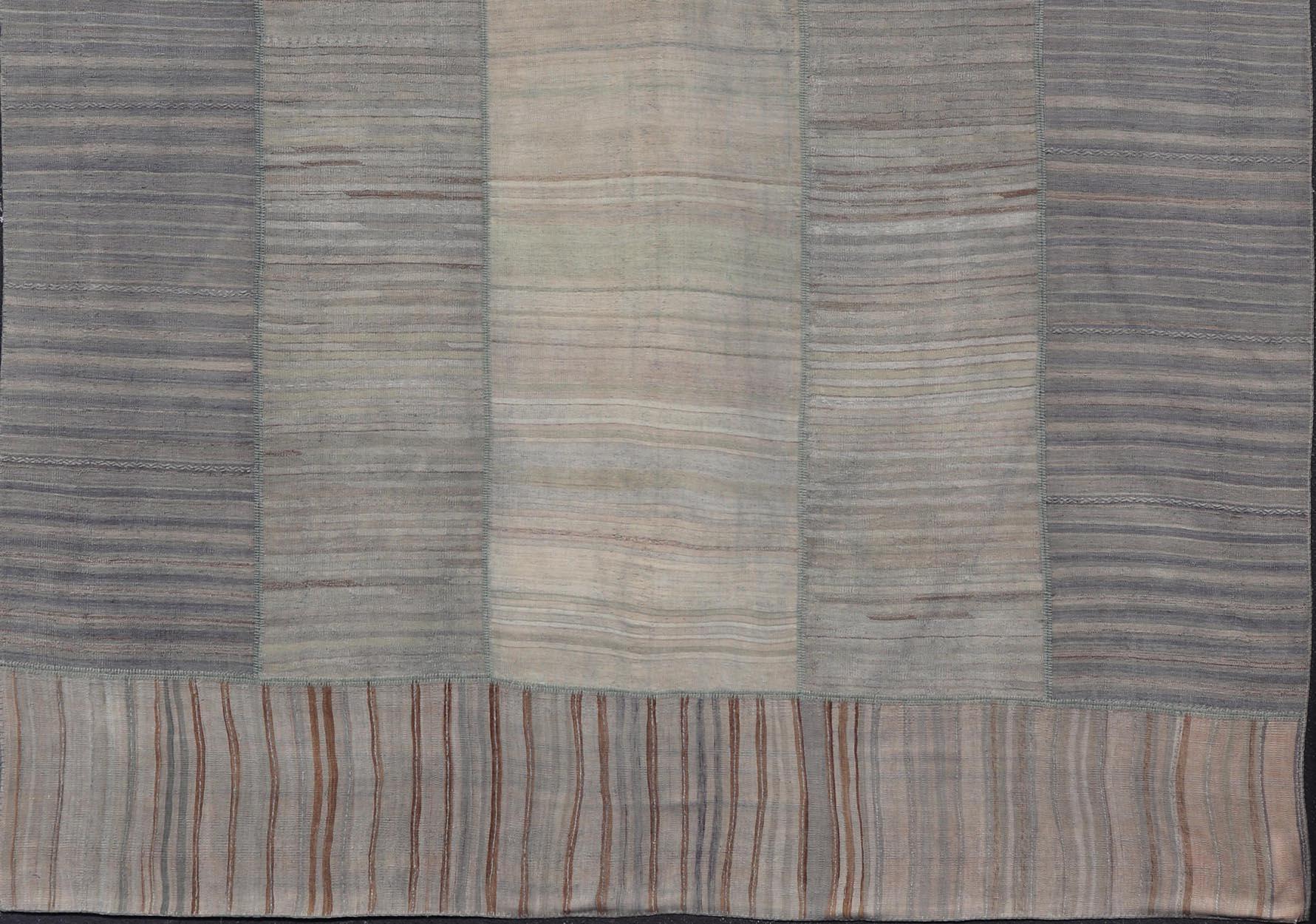Rug & Kilim turco vintage con motivi a strisce in toni tenui 13'2 x 16'0 in vendita 2