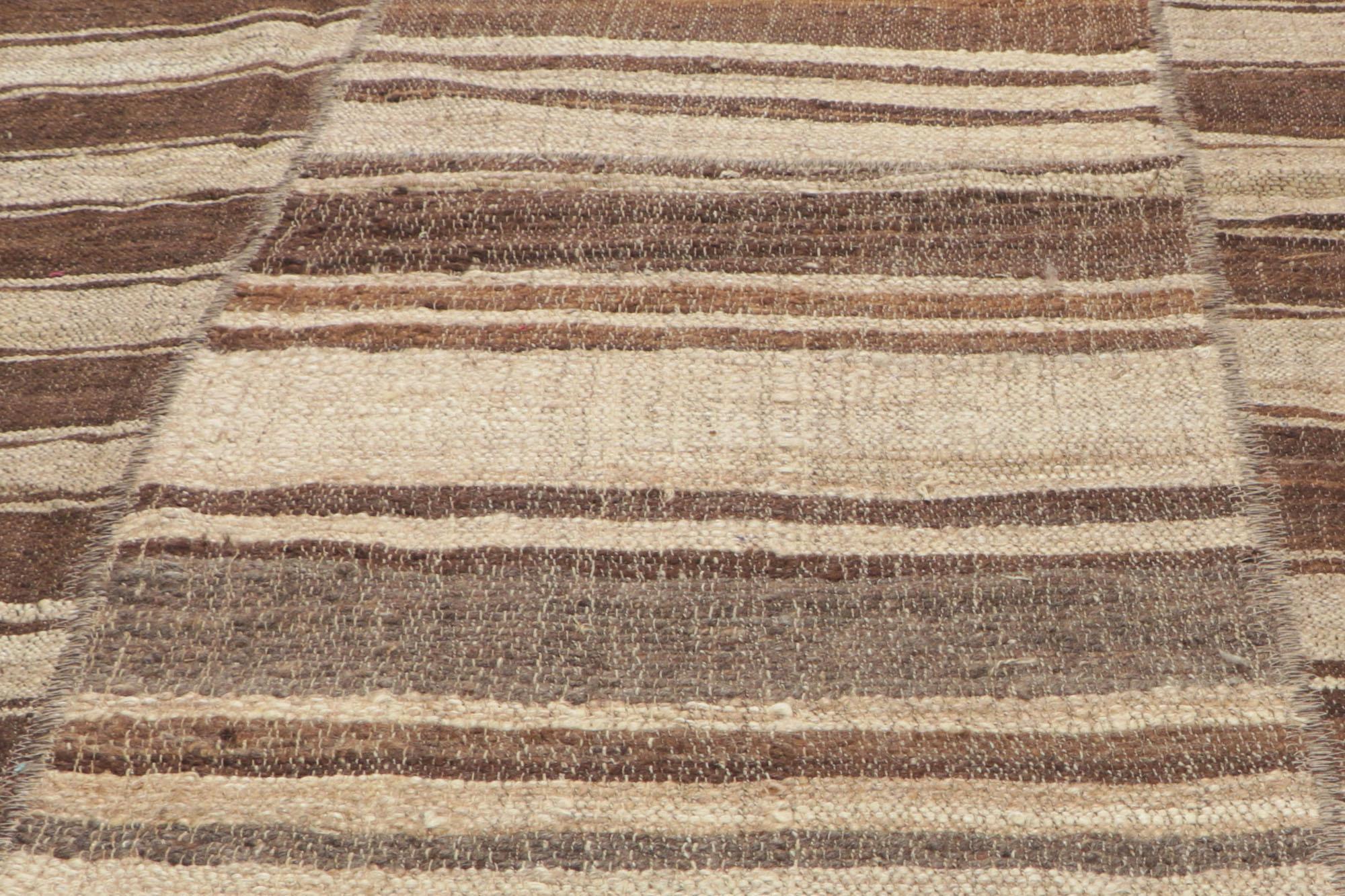 Alfombra Kilim Turca Vintage Tono Tierra, Wabi-Sabi Abraza el Diseño Sostenible siglo XX en venta
