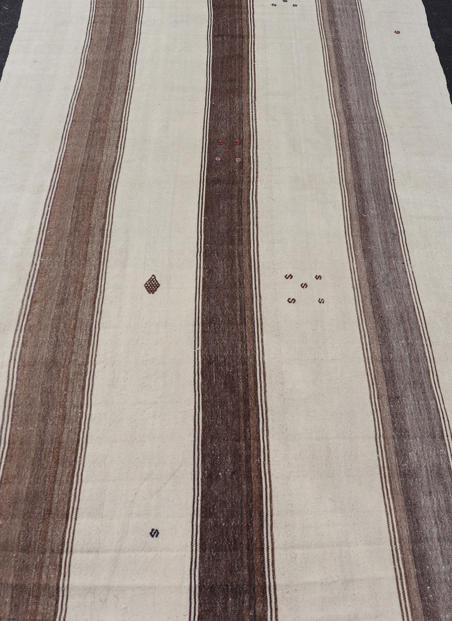 Vintage Turkish Kilim Rug with Stripes in Grey, White & Cream. Keivan Woven Arts / Rug EN-13210, country of origin / type: Turkey / Kilim, circa 1950.
Measures: 4'10 x 5'3 