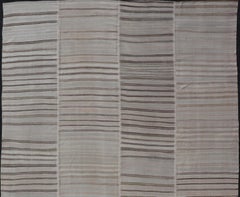 Alfombra kilim turca vintage con un sutil diseño a rayas en tonos topo y gris claro