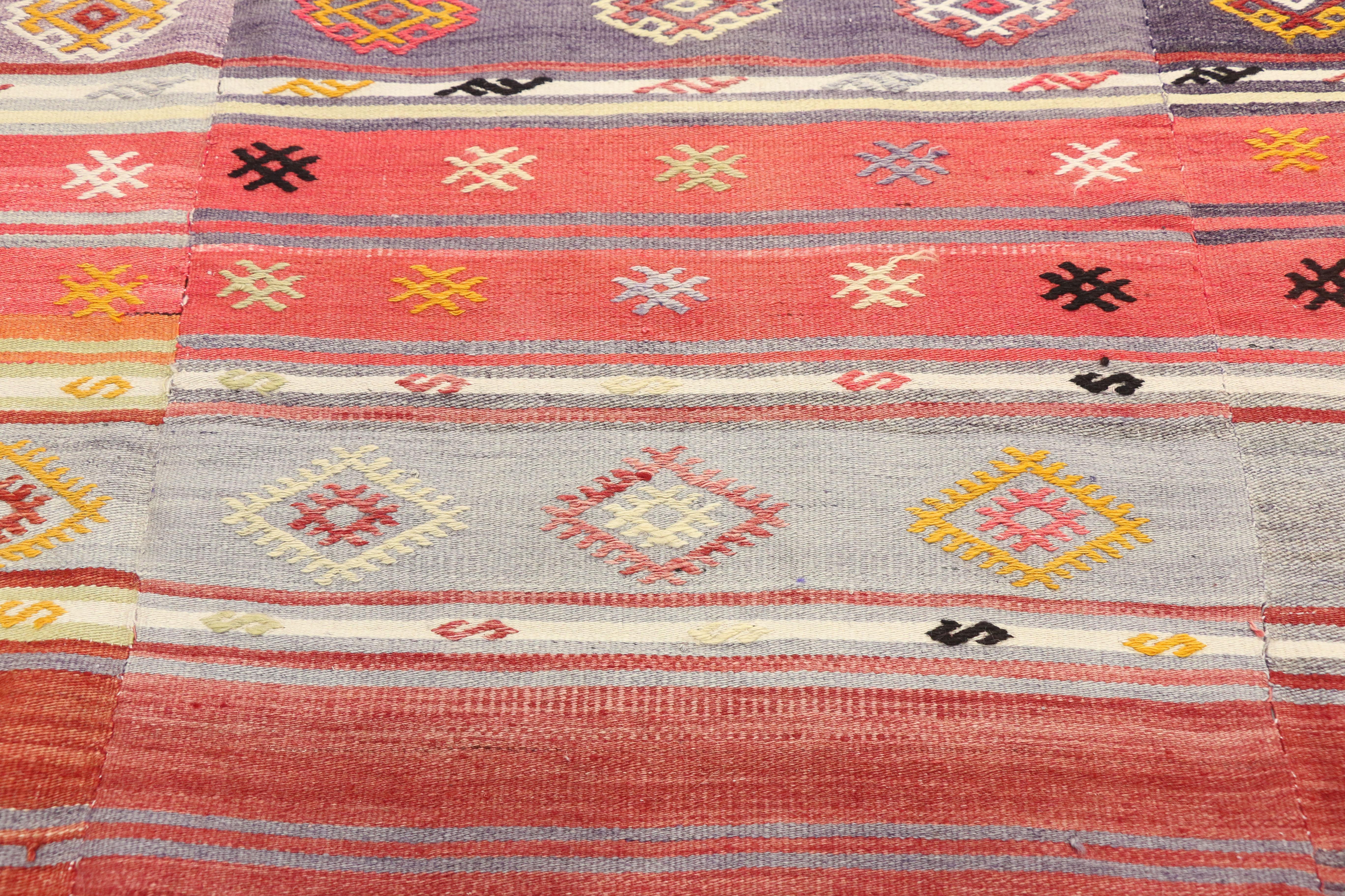 Vintage Turkish Kilim Rug with Tribal Style Boho Chic Flat-Weave Kilim Rug In Good Condition For Sale In Dallas, TX