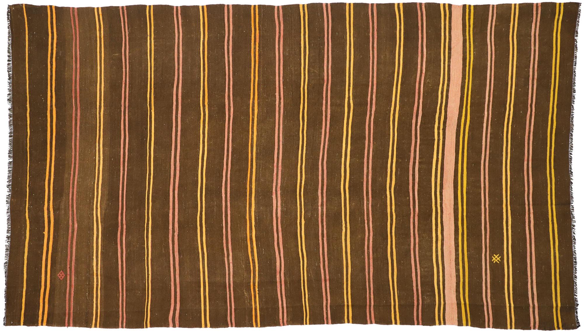 51350, tapis Kilim turc vintage de style tribal, tapis à tissage plat. Ce tapis Kilim turc vintage présente des rayures colorées sur un fond brun chaud. Le style tribal et les couleurs vibrantes de ce tapis Kilim tissé à plat s'intègrent