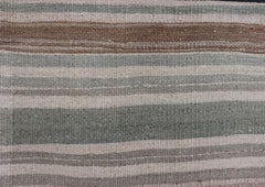 Alfombra kilim turca vintage con rayas verticales en tonos pastel: salvia, rosa pálido y arena