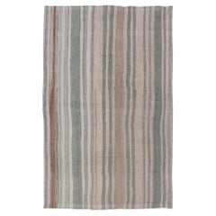 Alfombra kilim turca vintage con rayas verticales en tonos pastel: salvia, rosa pálido y arena