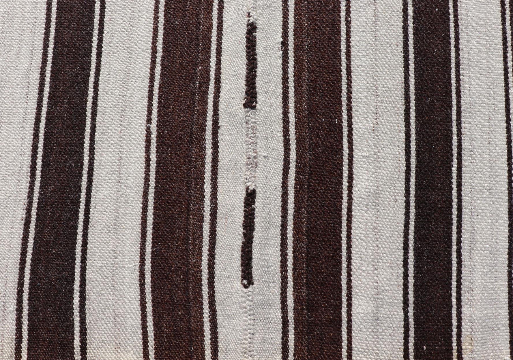 Alfombra Kilim Turca Vintage con Rayas Verticales en Marrón Chocolate y Crema en Bueno estado para la venta en Atlanta, GA