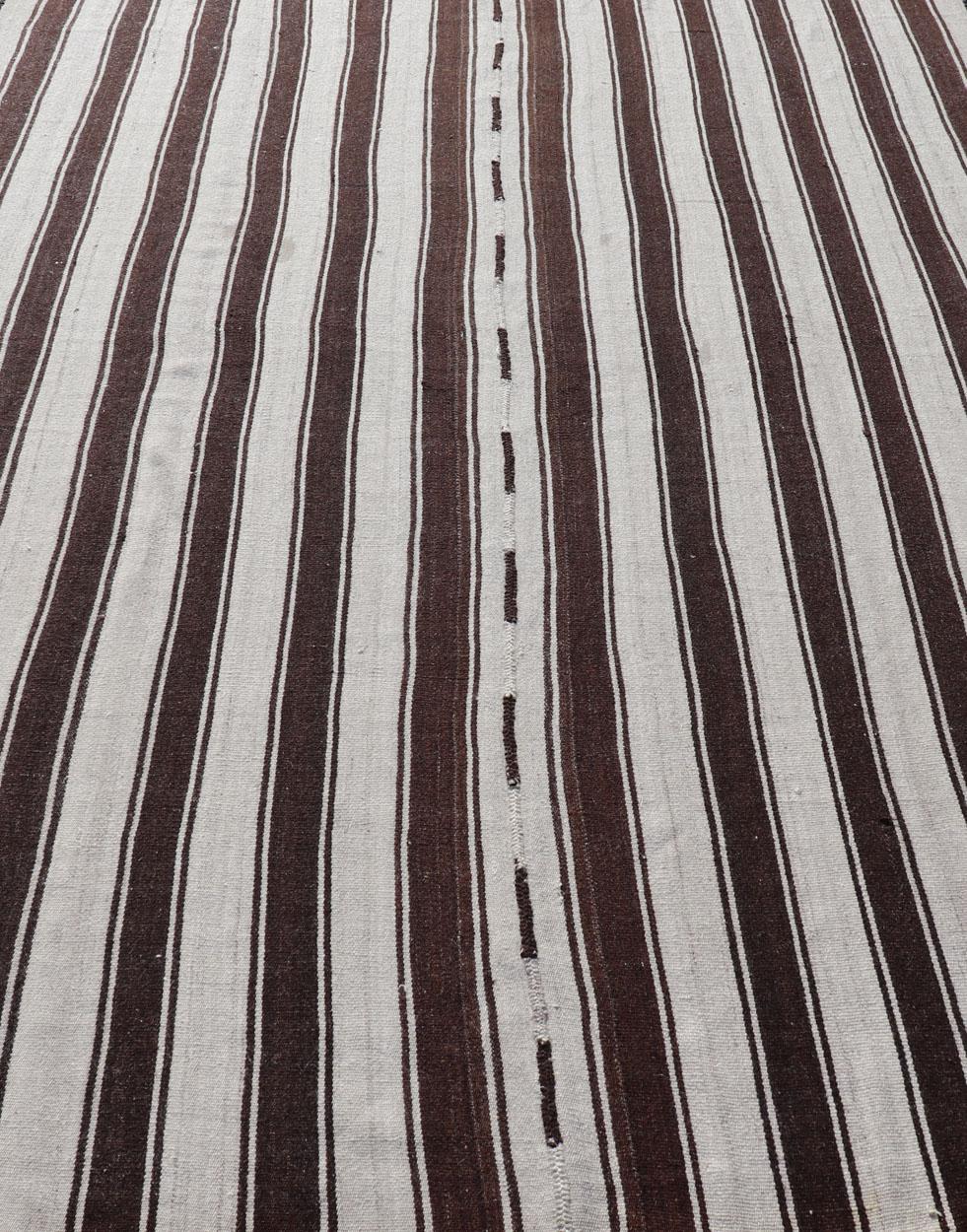 Alfombra Kilim Turca Vintage con Rayas Verticales en Marrón Chocolate y Crema en venta 1