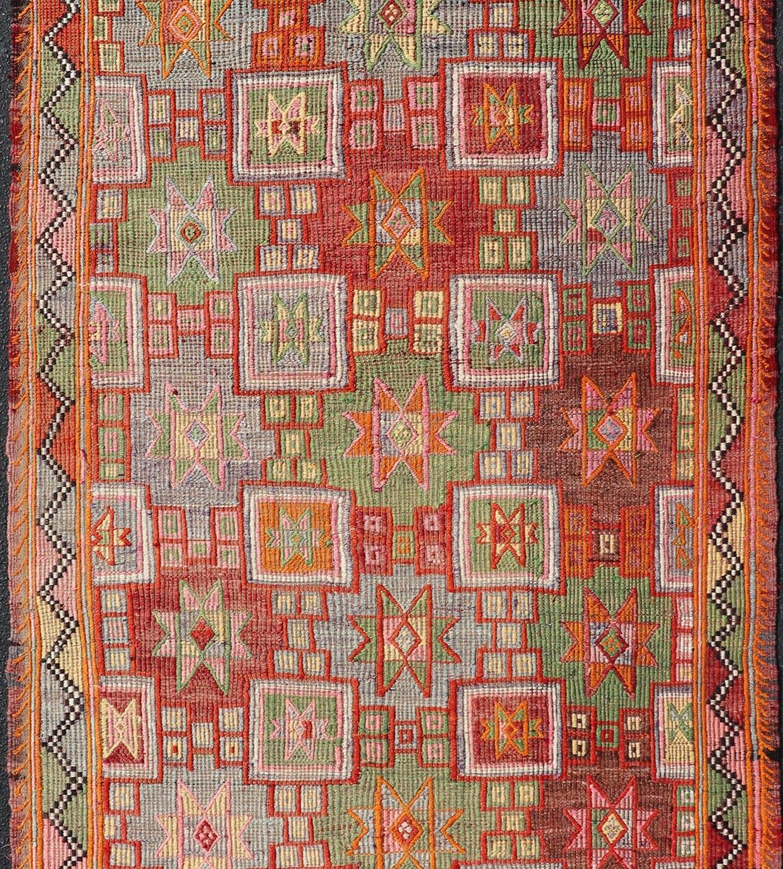 Mesures :  5'5 x 10'6 
Vintage Turkish Kilim Rug with Vibrant Multicolor Star Motifs 5'5 x 10'6 Keivan Woven Arts / rug/TU-NED-5083, country of origin / type : Turquie / Kilim, circa 1950. 

Ce tapis Rug & Kilim turc vintage présente un ensemble
