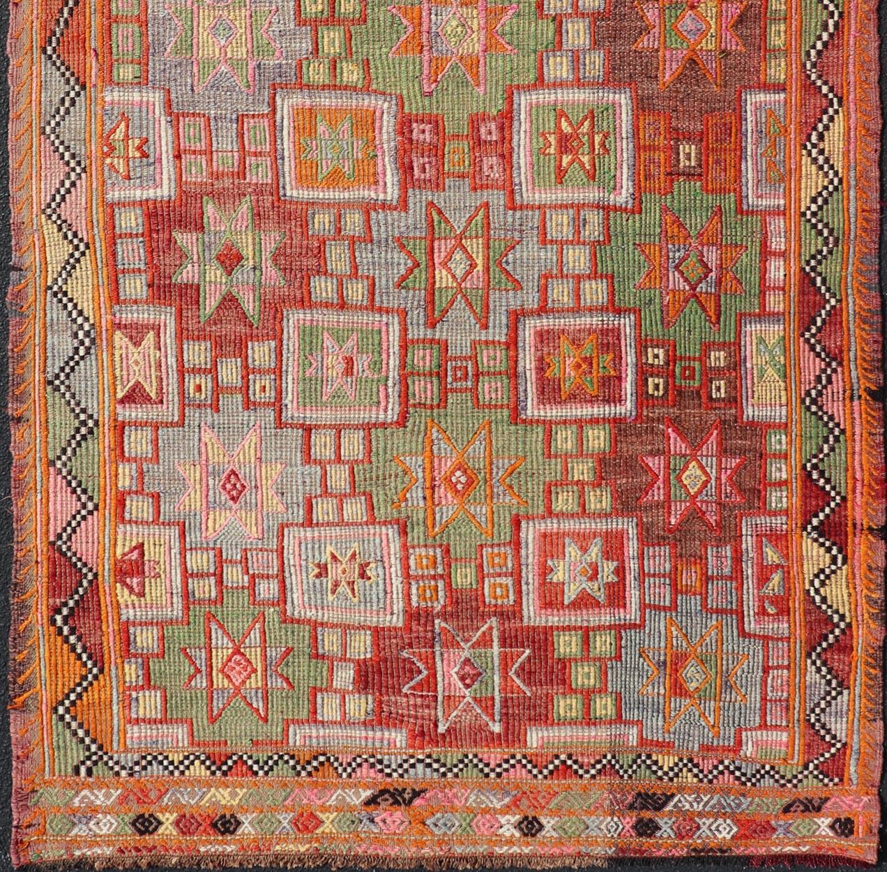Turc Tapis Kilim turc vintage avec motifs d'étoiles multicolores vibrants 5'5 x 10'6 en vente
