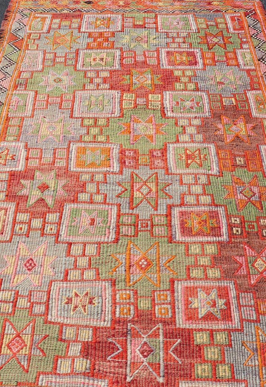 Tapis Kilim turc vintage avec motifs d'étoiles multicolores vibrants 5'5 x 10'6 Bon état - En vente à Atlanta, GA