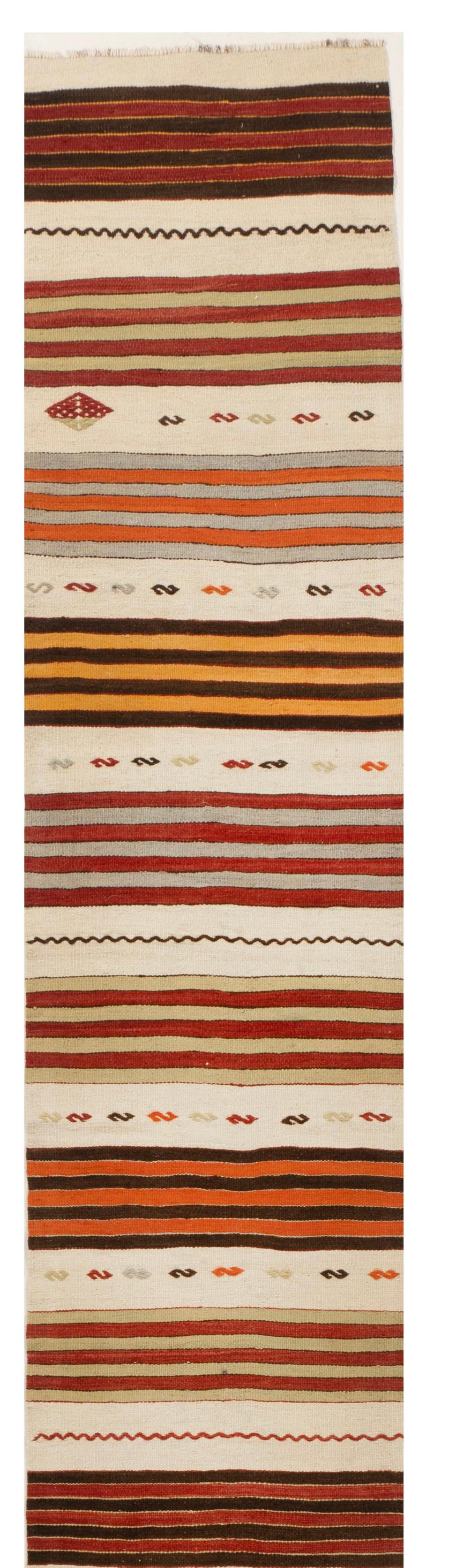 Vintage Turkish Kilim Runner 2' X 24'. Die Schlichtheit und Kühnheit dieses Stücks kann auch ein zeitgenössisches Gefühl vermitteln und passt sowohl in ein modernes als auch in ein traditionelles Ambiente. Das geometrische Muster in sanften Farben