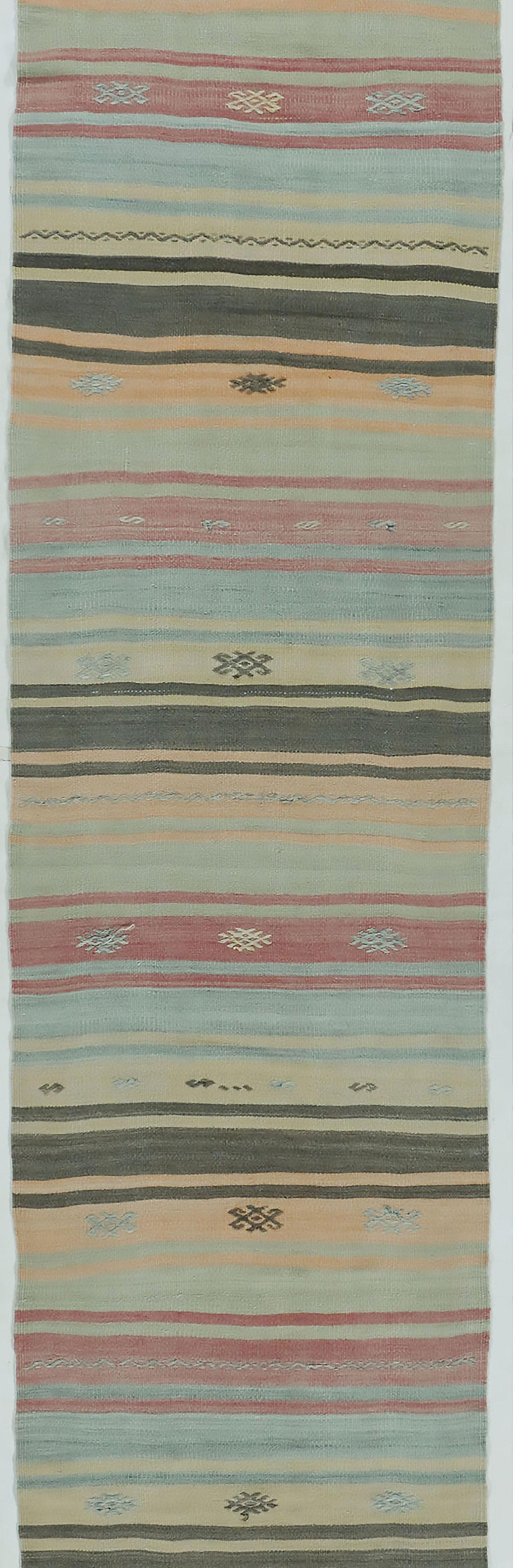 Türkischer Vintage-Kelim-Läufer im Vintage-Stil 2'6 X 13'4 im Zustand „Gut“ im Angebot in New York, NY