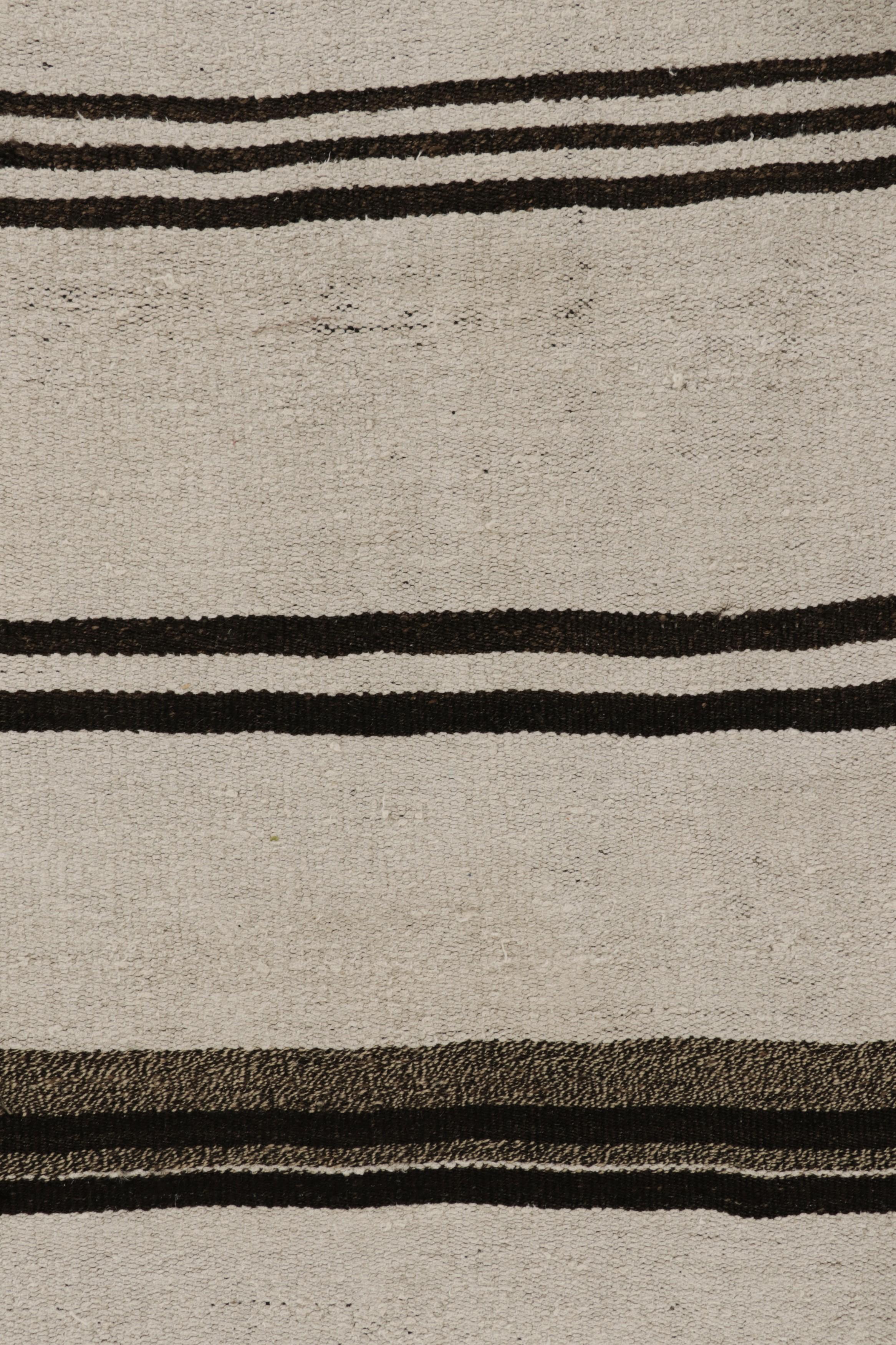 Türkischer Vintage-Kilim-Läufer in Beige, Grau und Braun gestreift - Rug & Kilim (Handgewebt) im Angebot