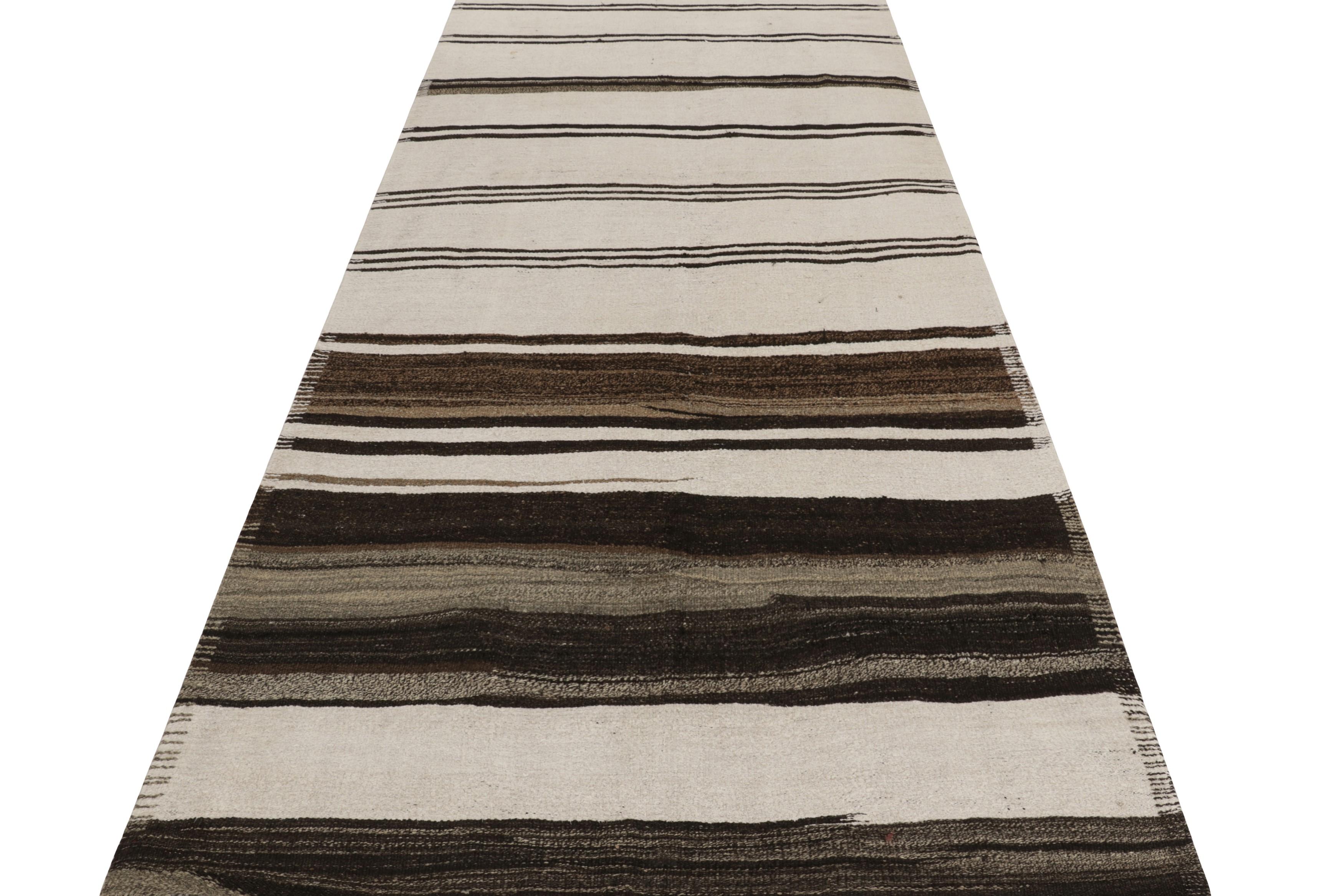 Türkischer Vintage-Kilim-Läufer in Beige, Grau und Braun gestreift - Rug & Kilim im Zustand „Gut“ im Angebot in Long Island City, NY