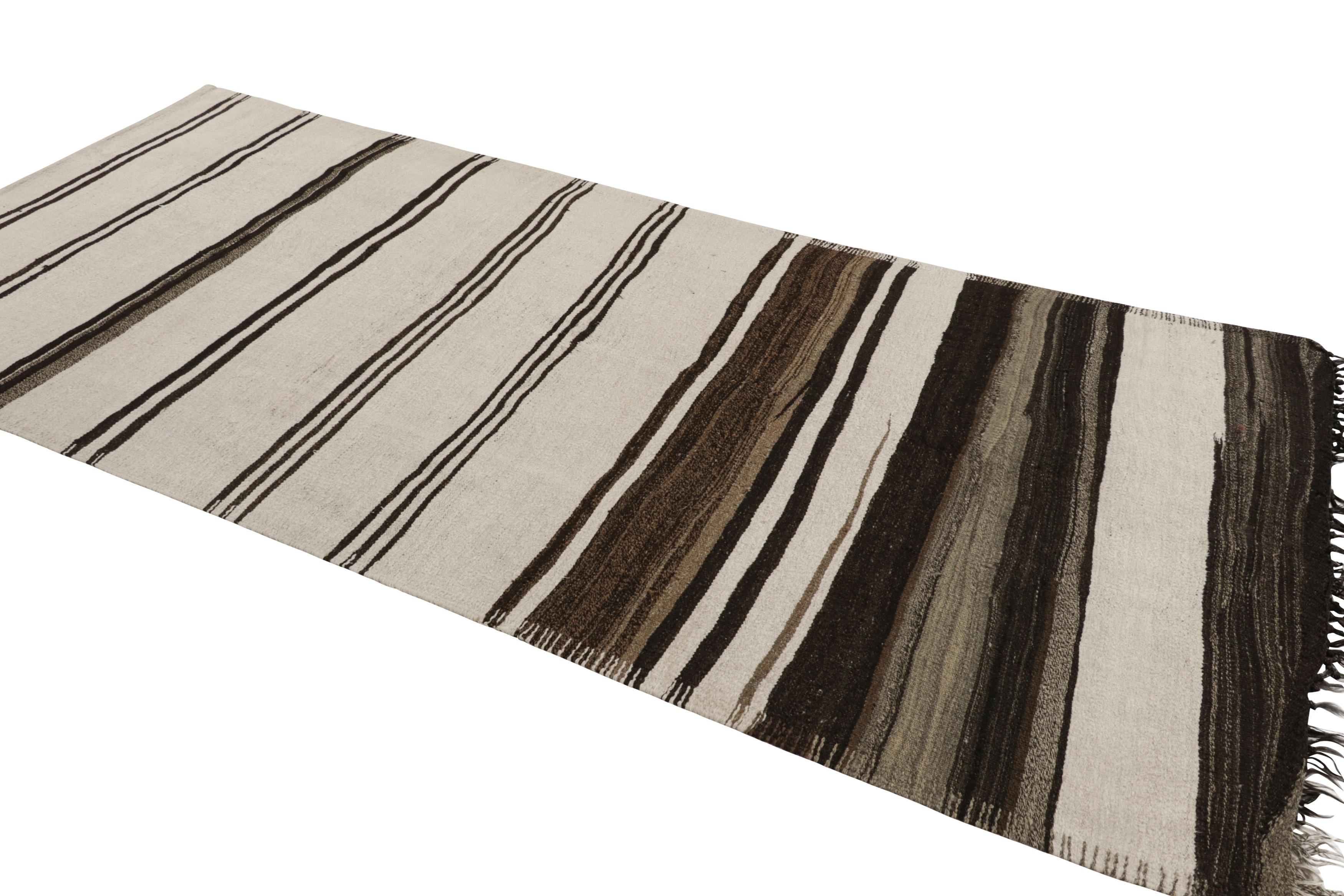 Türkischer Vintage-Kilim-Läufer in Beige, Grau und Braun gestreift - Rug & Kilim (Mitte des 20. Jahrhunderts) im Angebot