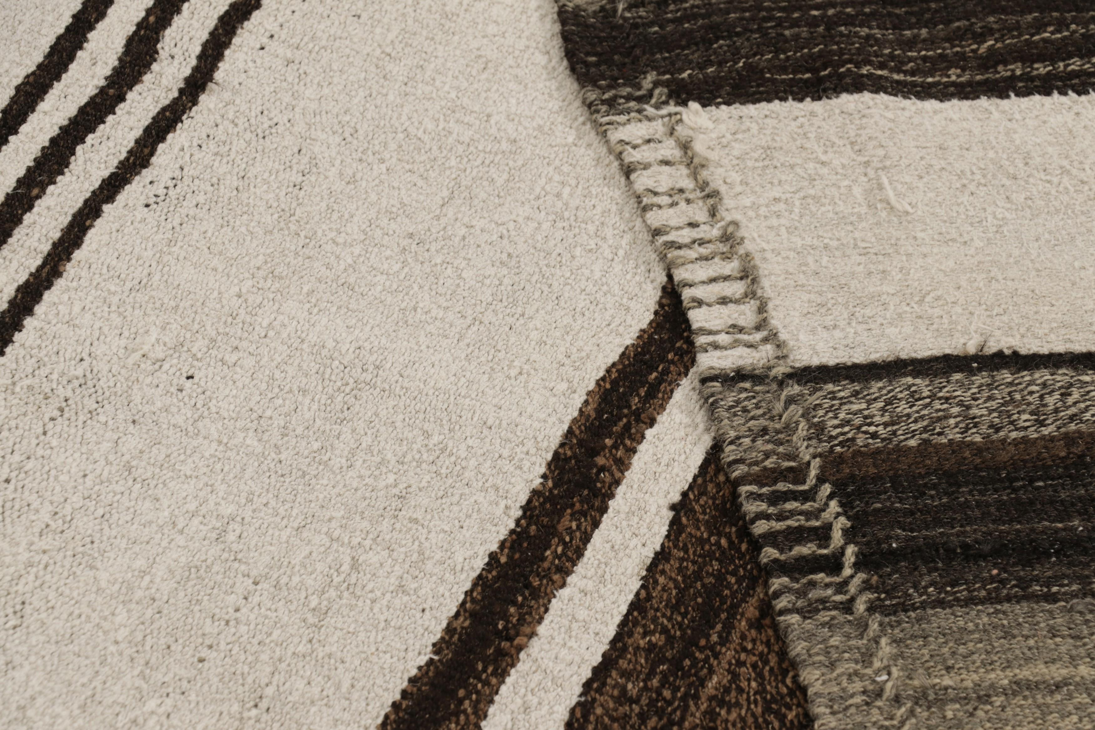 Türkischer Vintage-Kilim-Läufer in Beige, Grau und Braun gestreift - Rug & Kilim im Angebot 1