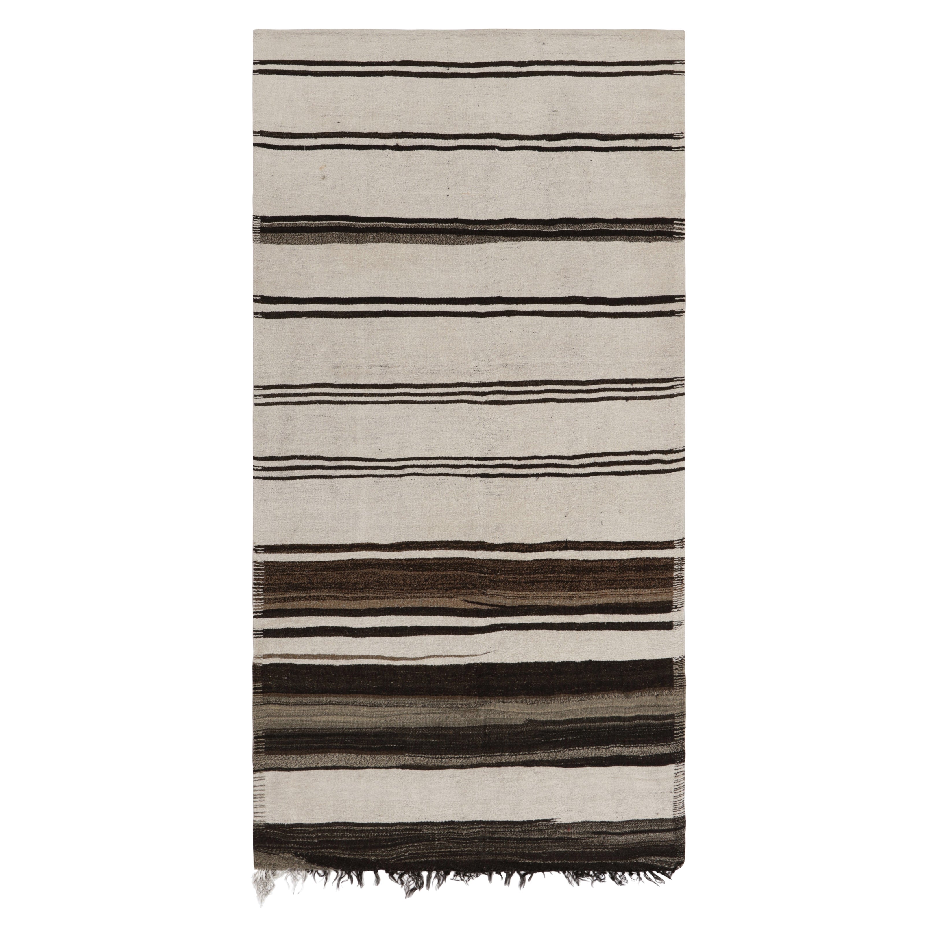 Türkischer Vintage-Kilim-Läufer in Beige, Grau und Braun gestreift - Rug & Kilim im Angebot