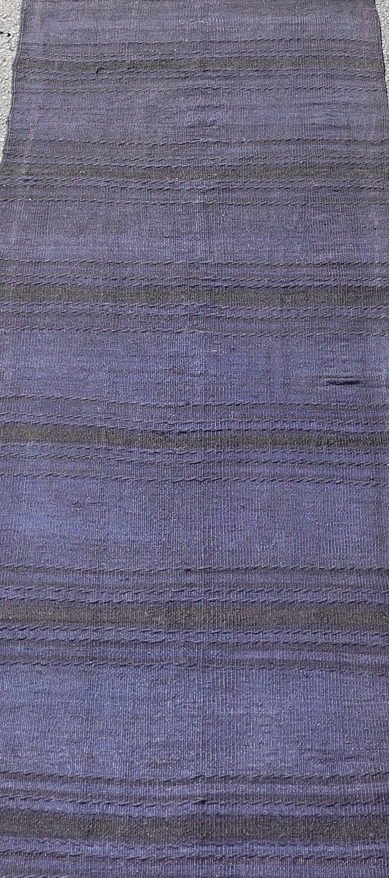 Maße: 2'2 x 7'4 
Vintage Turkish Kilim Runner In Deep Blue and Purple Tones 2'2 x 7'4. 
Keivan Woven Arts / Teppich / EN-13602 Herkunftsland / Art: Türkei / Kelim 

Der türkische Kelim-Läufer besticht durch sein Design in tiefen Blau- und