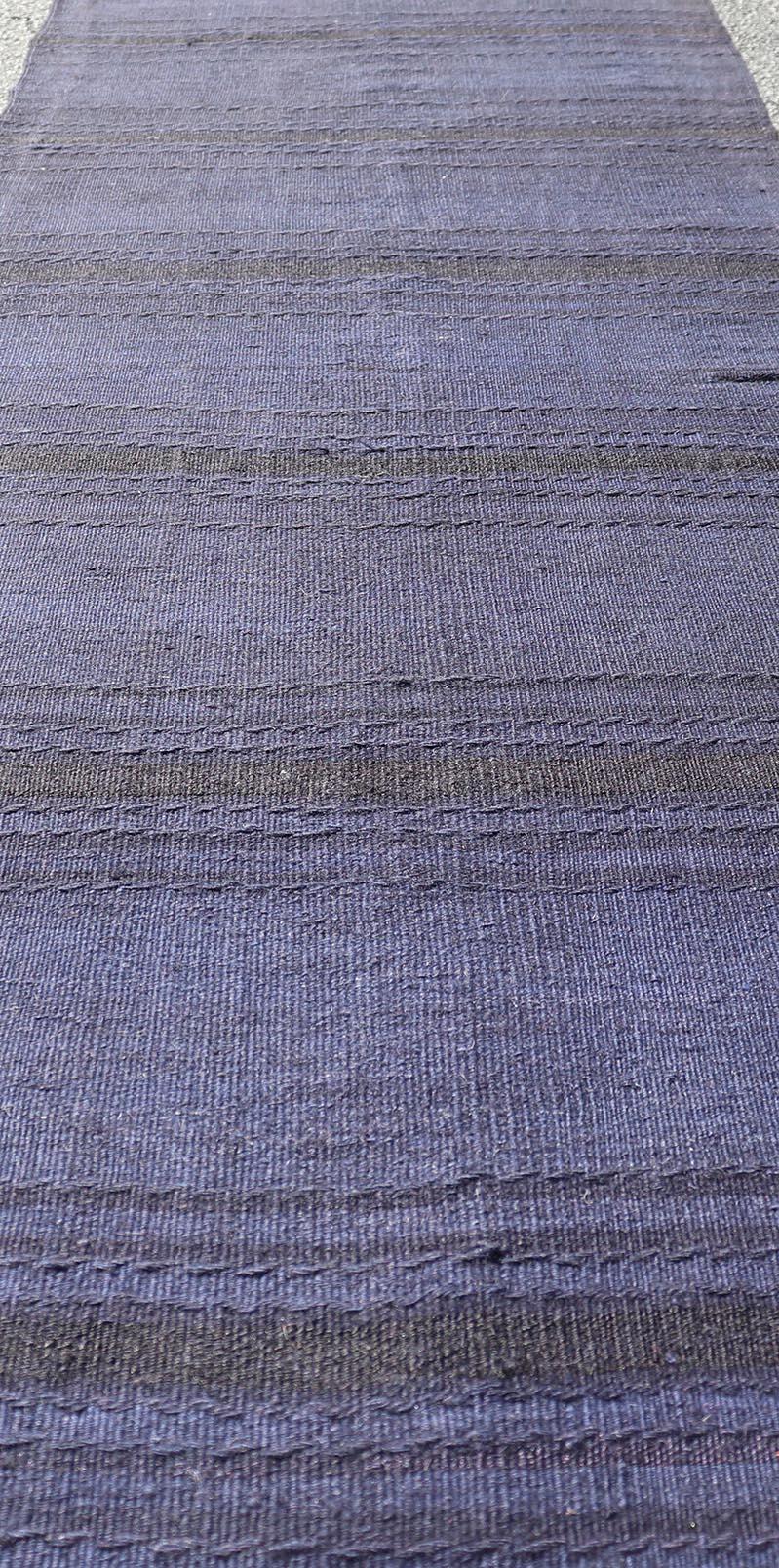Türkischer Vintage-Kelim-Läufer in Tiefblau und Lila-Ton 2'2 x 7'4 (Handgewebt) im Angebot