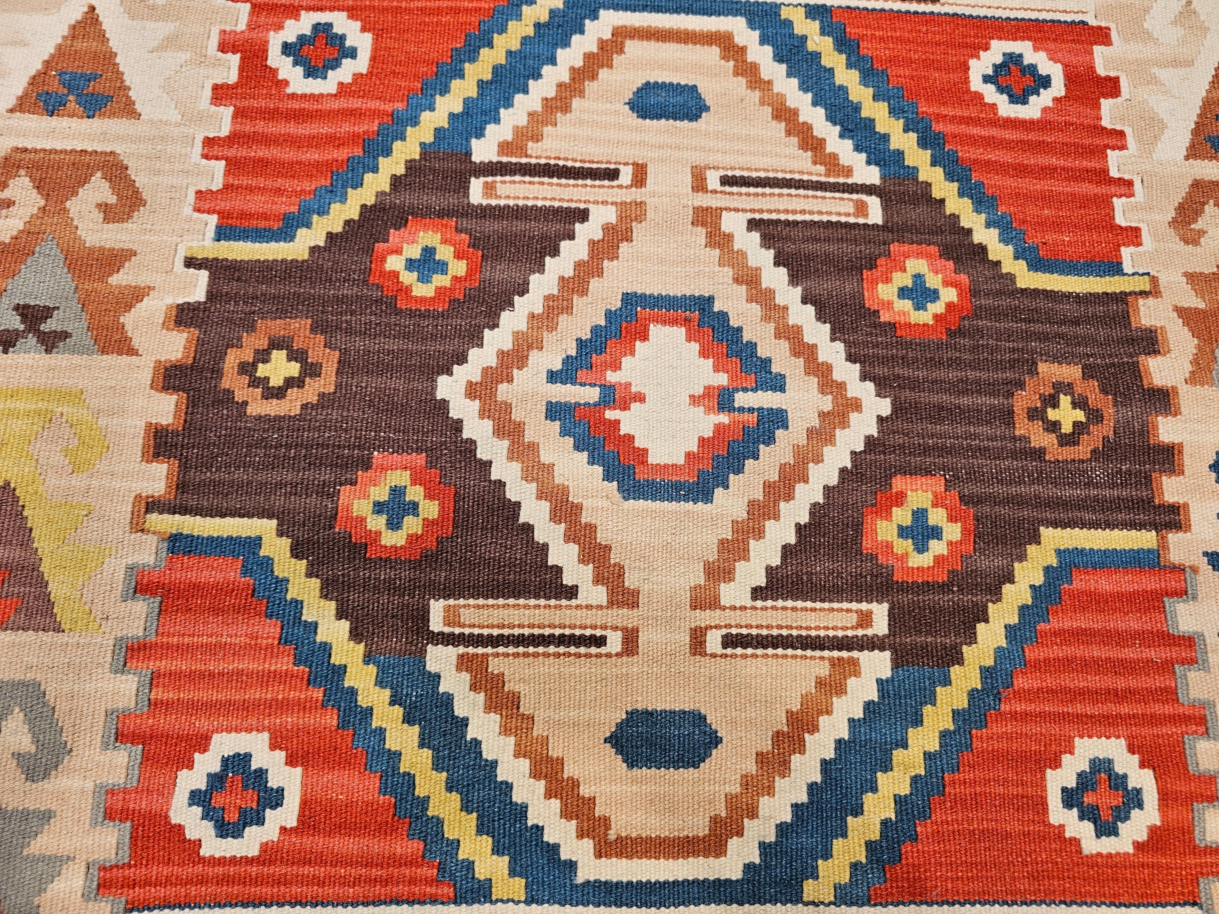 Chemin de table Kilim turc vintage à motif géométrique en bleu, rouge, ivoire, marron en vente 3