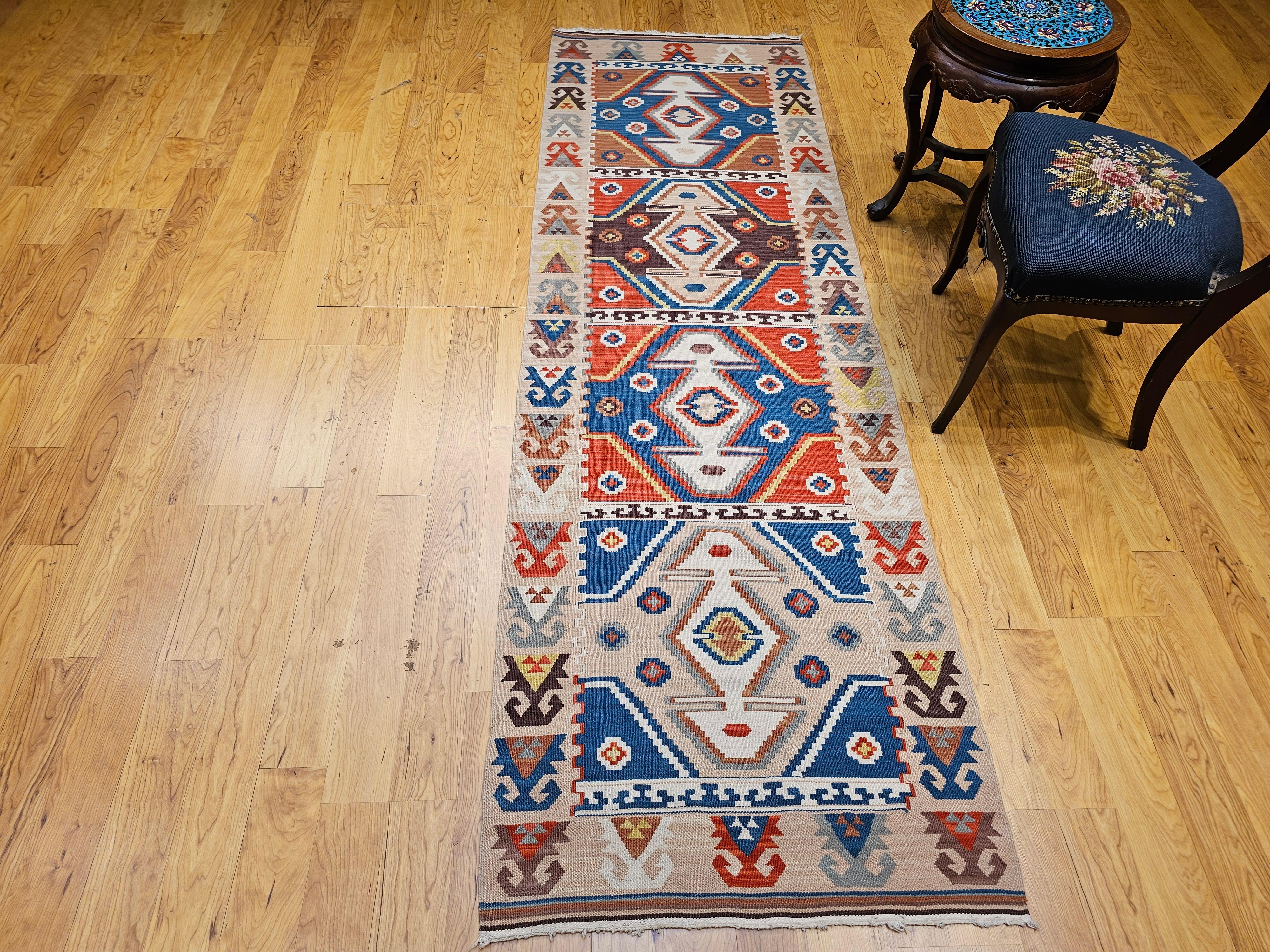 Chemin de table Kilim turc vintage à motif géométrique en bleu, rouge, ivoire, marron en vente 5