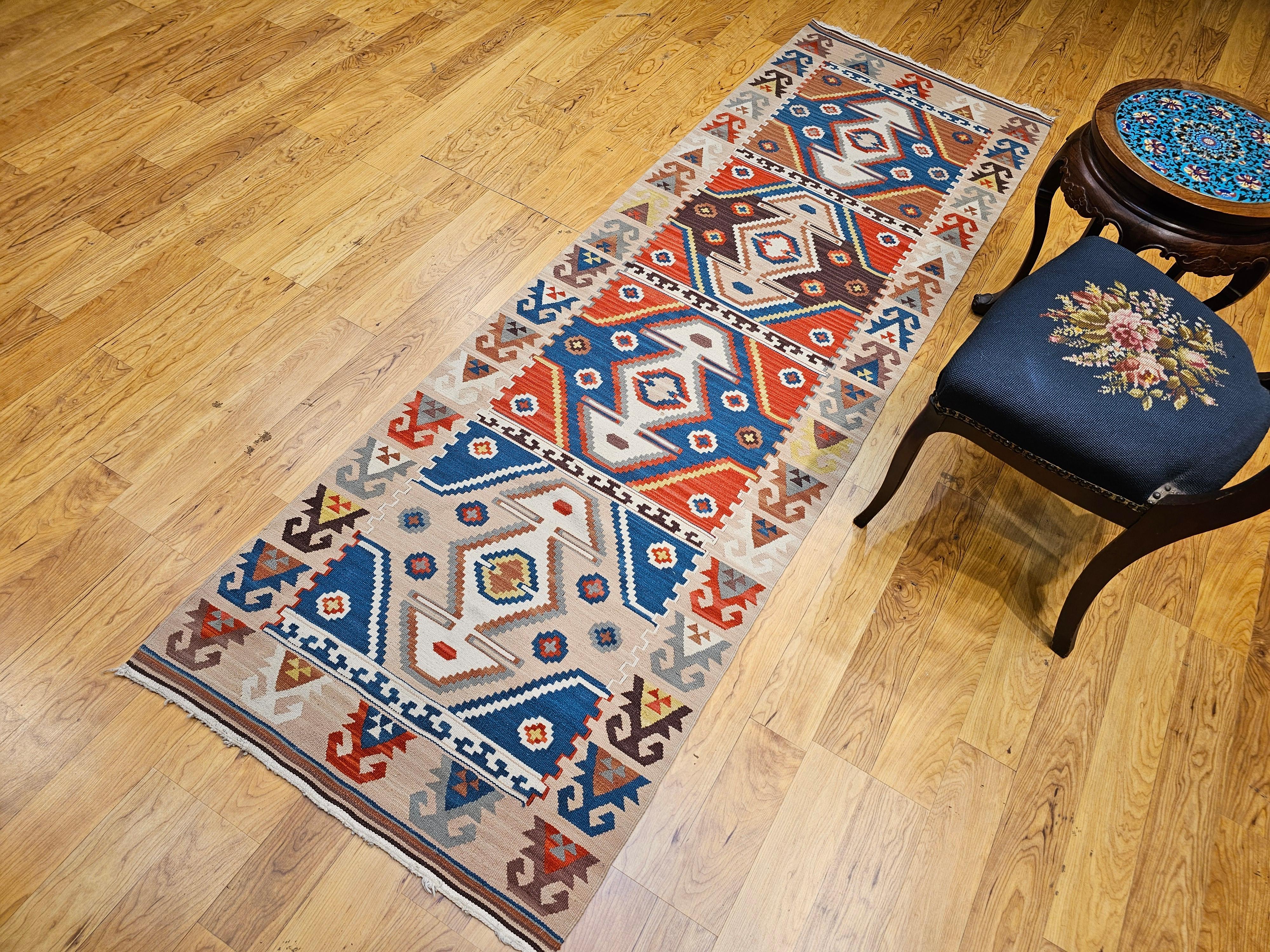 Chemin de table Kilim turc vintage à motif géométrique en bleu, rouge, ivoire, marron en vente 6