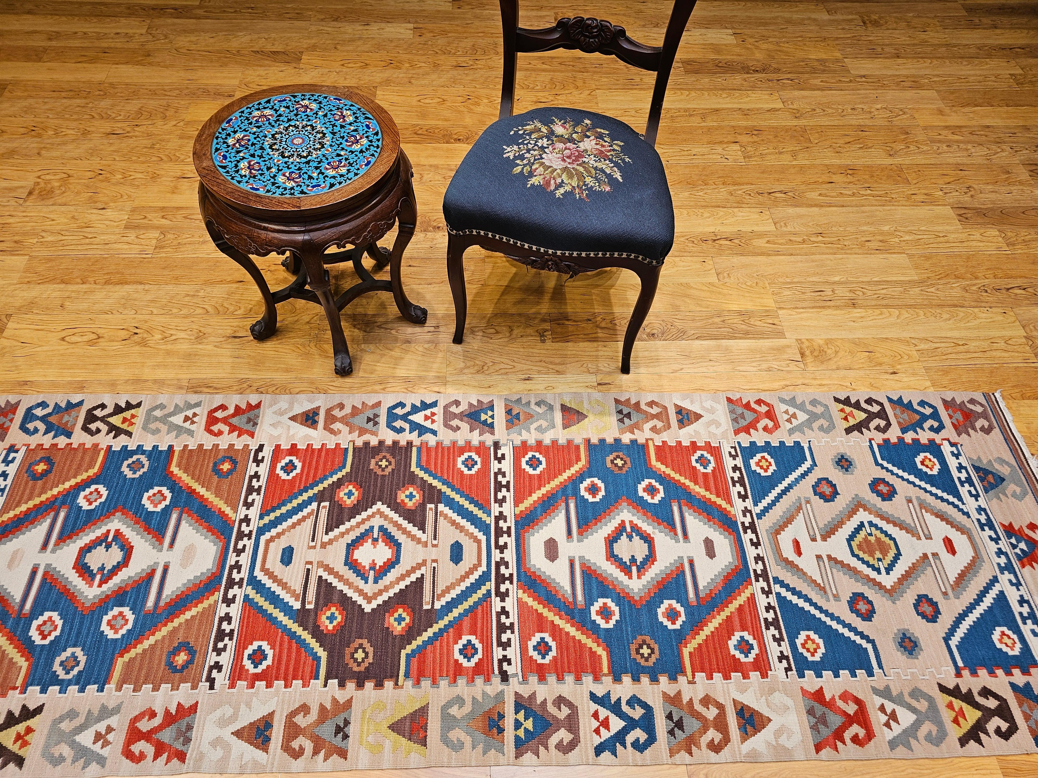 Chemin de table Kilim turc vintage à motif géométrique en bleu, rouge, ivoire, marron en vente 7