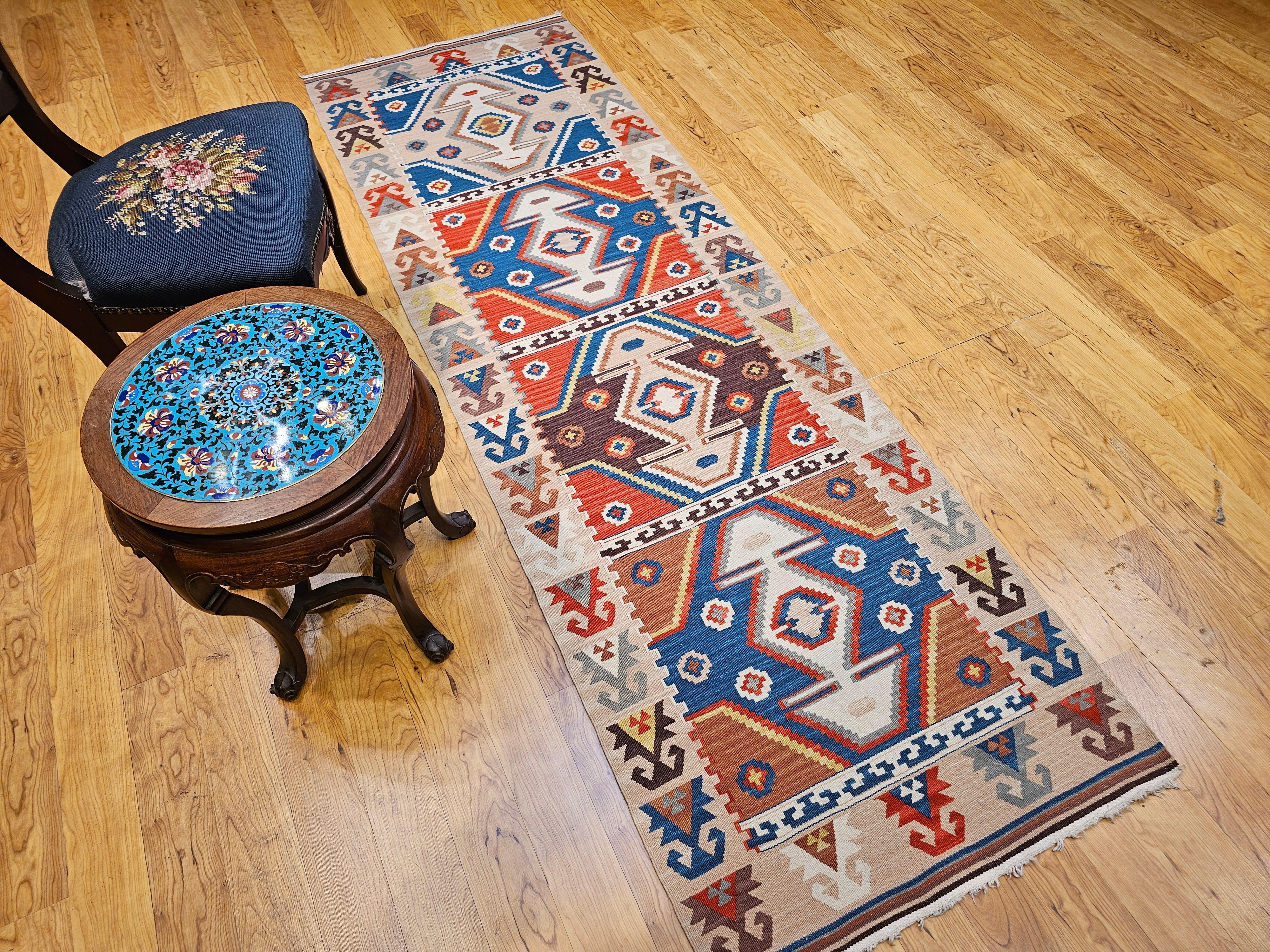 Chemin de table Kilim turc vintage à motif géométrique en bleu, rouge, ivoire, marron en vente 8