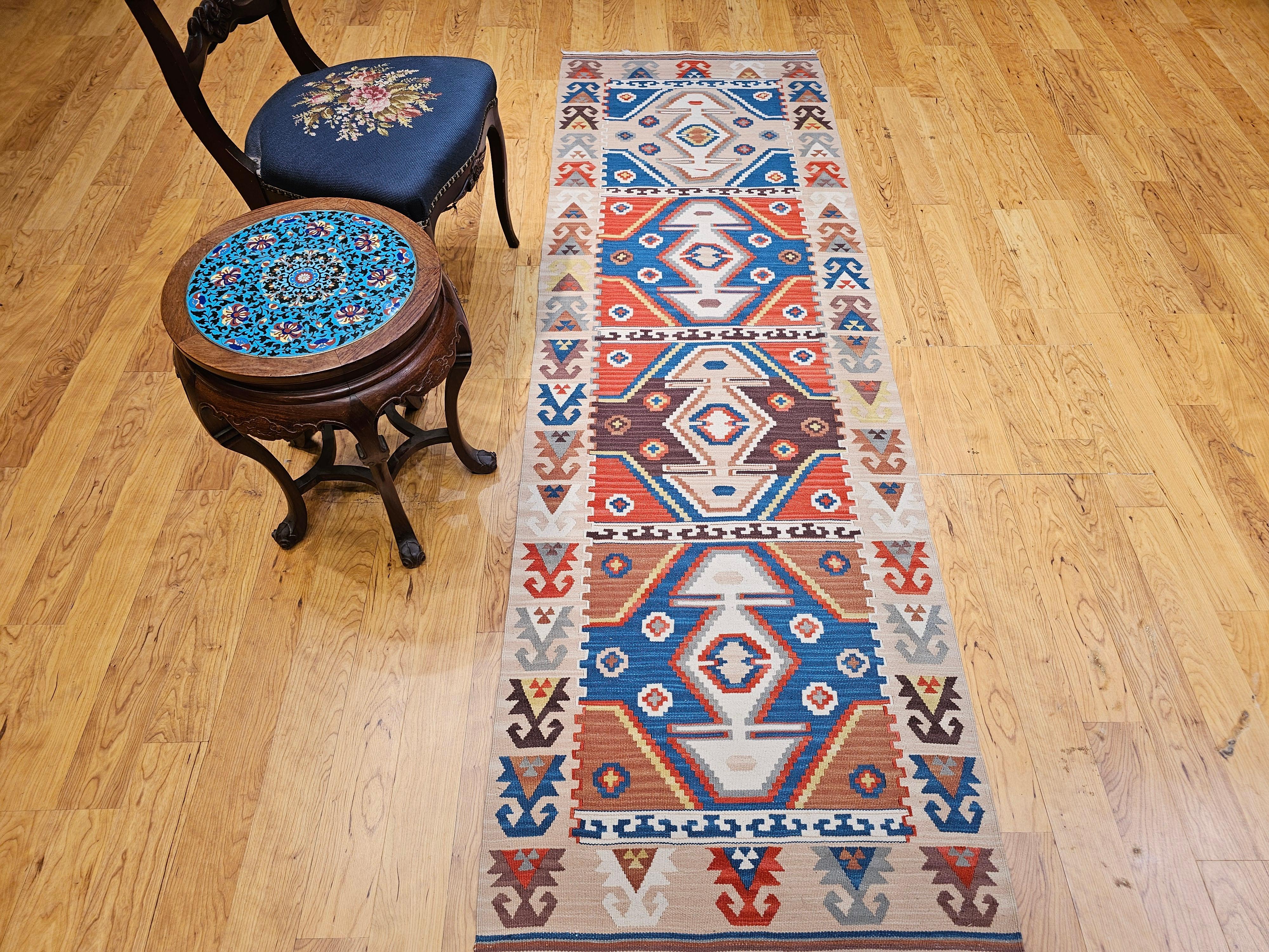 Chemin de table Kilim turc vintage à motif géométrique en bleu, rouge, ivoire, marron en vente 9