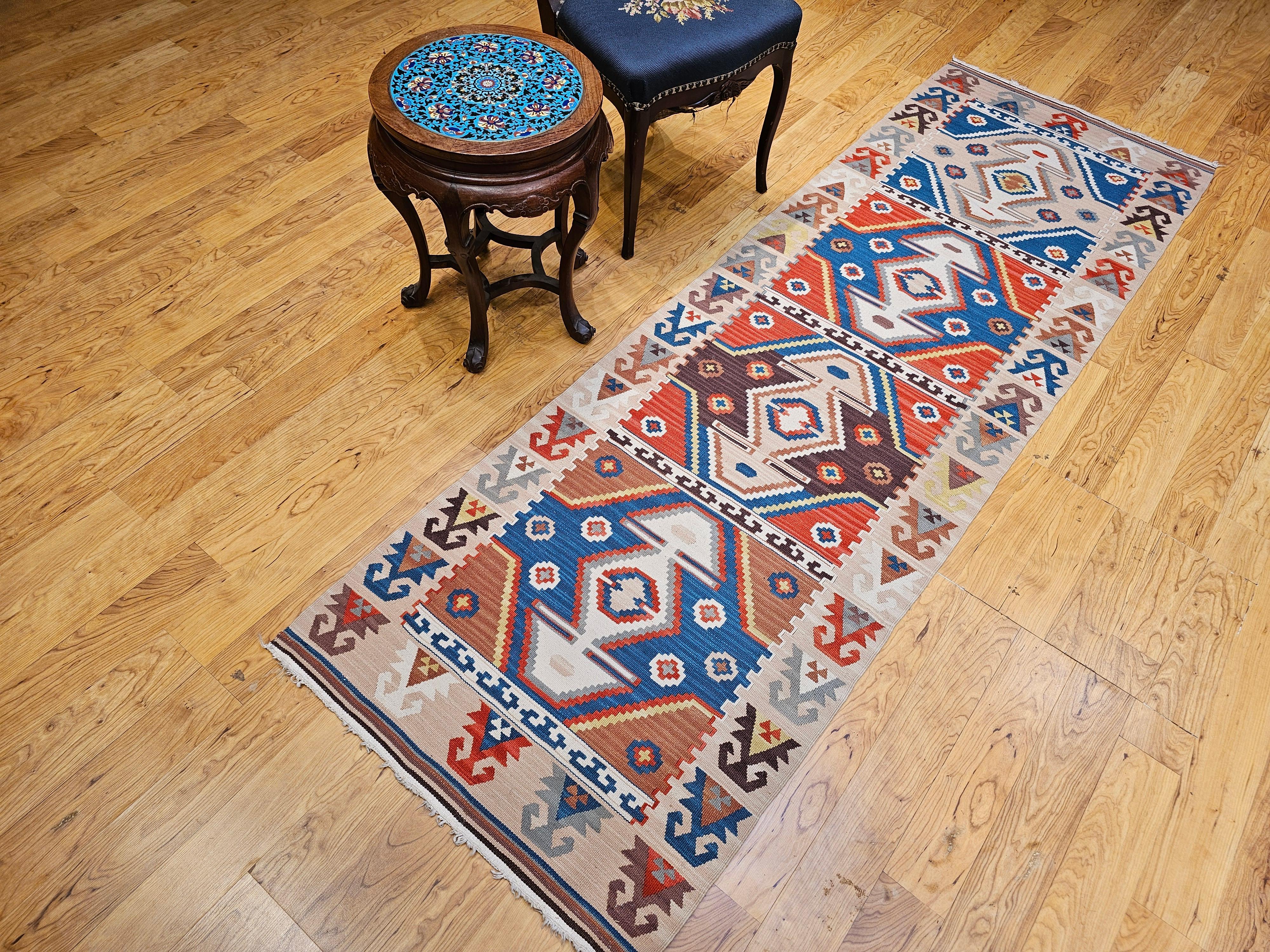 Chemin de table Kilim turc vintage à motif géométrique en bleu, rouge, ivoire, marron en vente 10