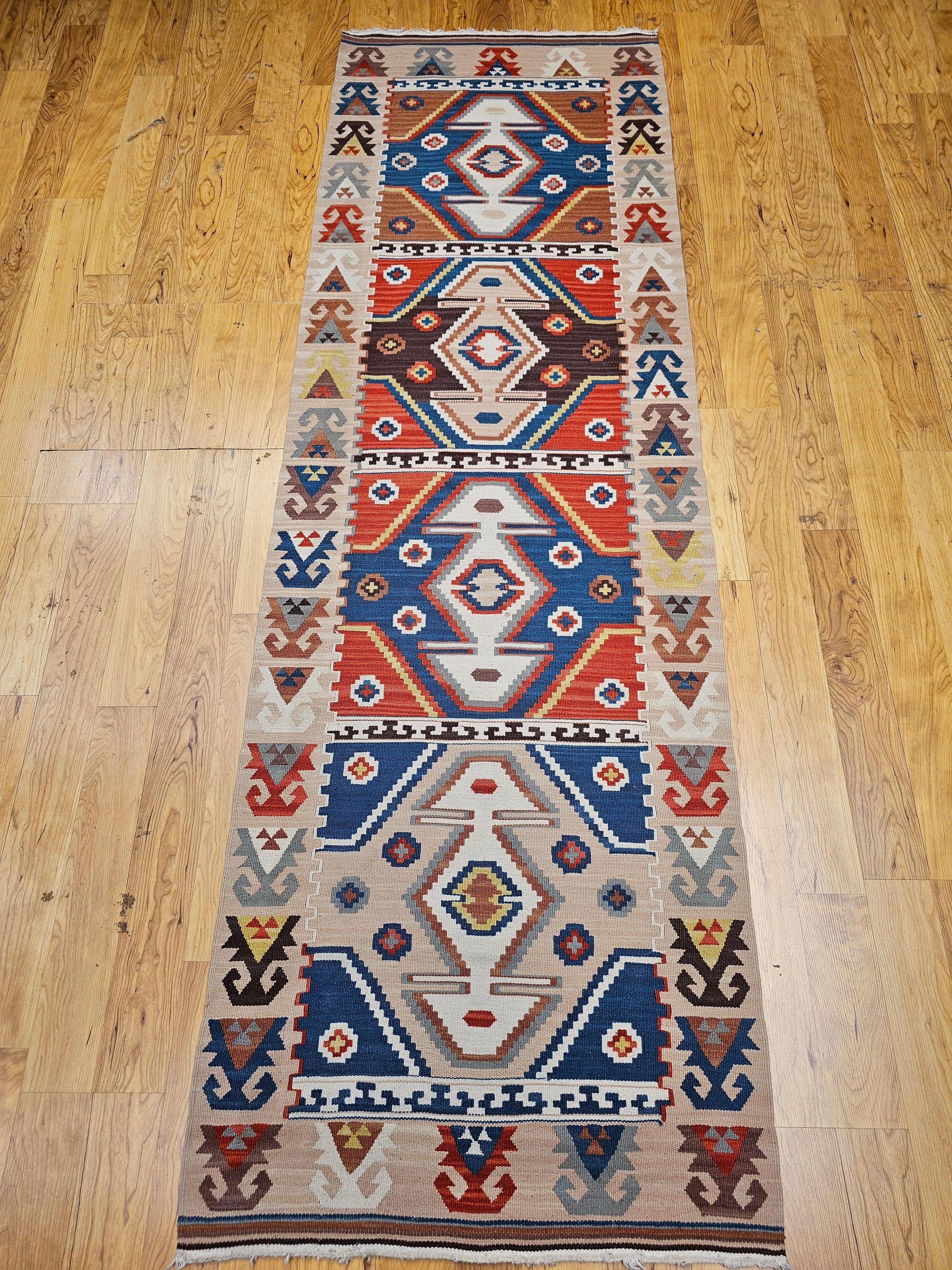 Chemin de table Kilim turc vintage à motif géométrique en bleu, rouge, ivoire, marron en vente 11