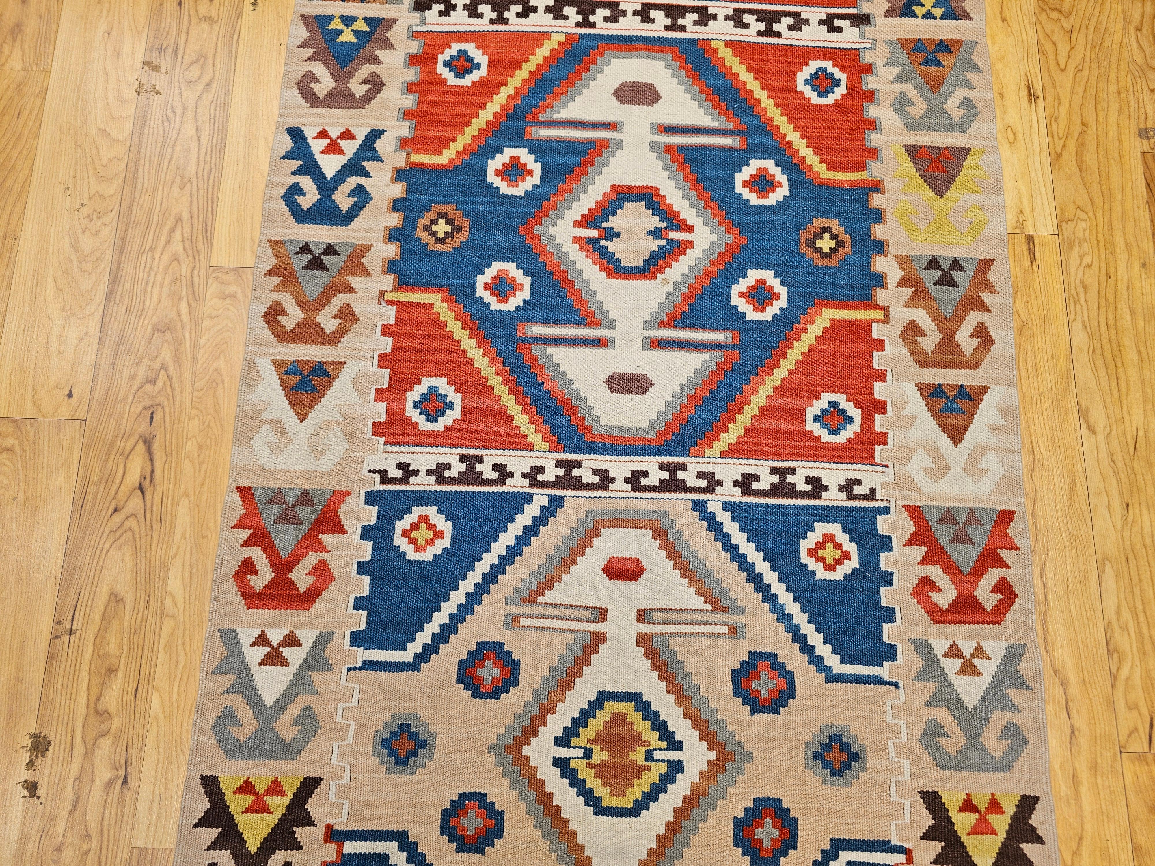 Teinture végétale Chemin de table Kilim turc vintage à motif géométrique en bleu, rouge, ivoire, marron en vente