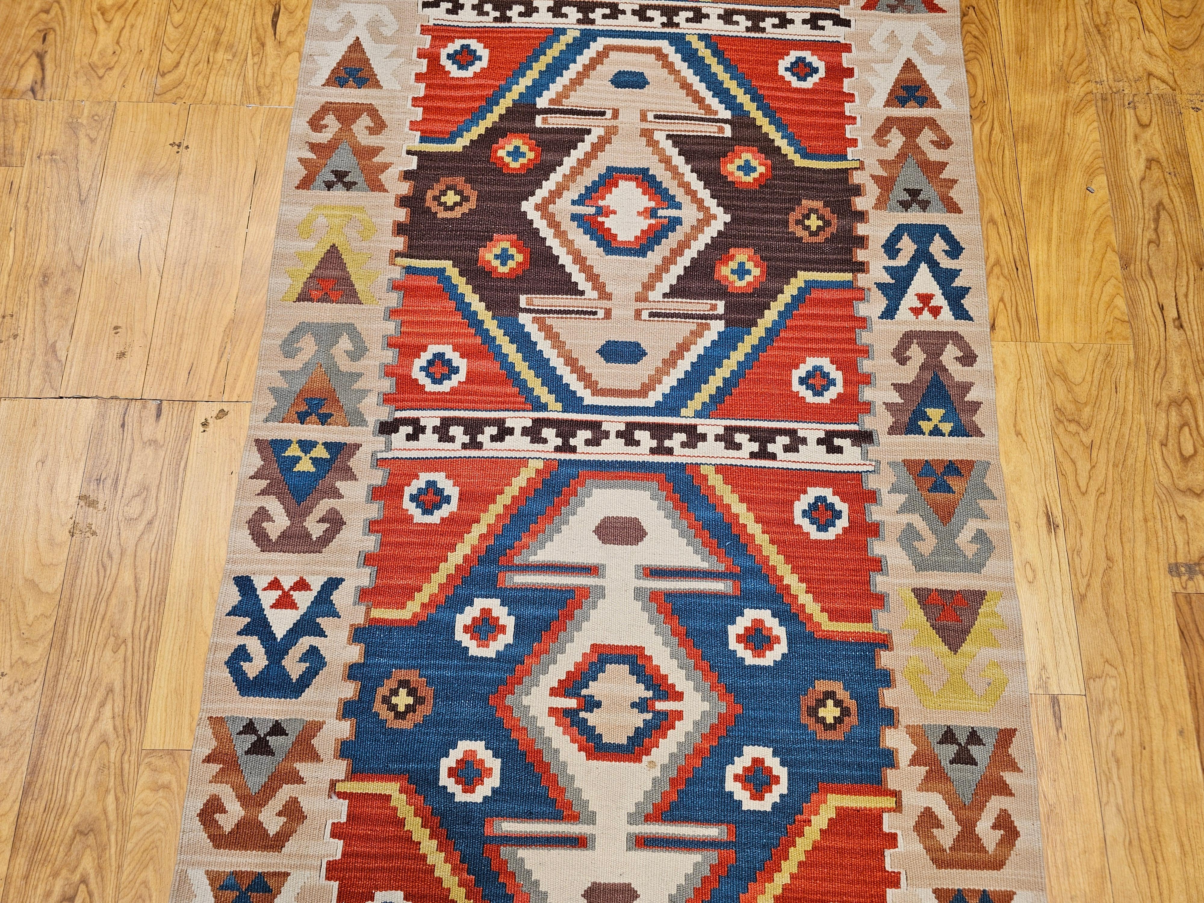 Chemin de table Kilim turc vintage à motif géométrique en bleu, rouge, ivoire, marron Bon état - En vente à Barrington, IL