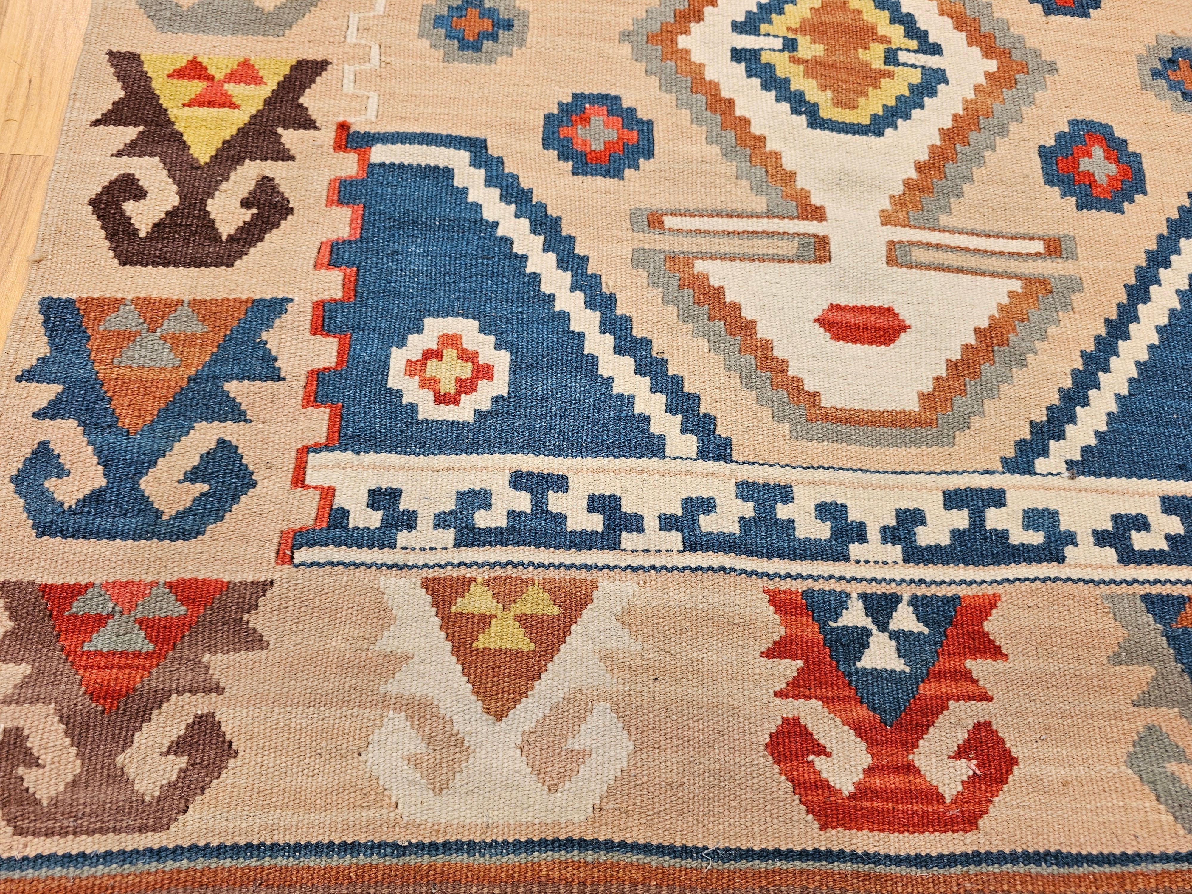 Laine Chemin de table Kilim turc vintage à motif géométrique en bleu, rouge, ivoire, marron en vente